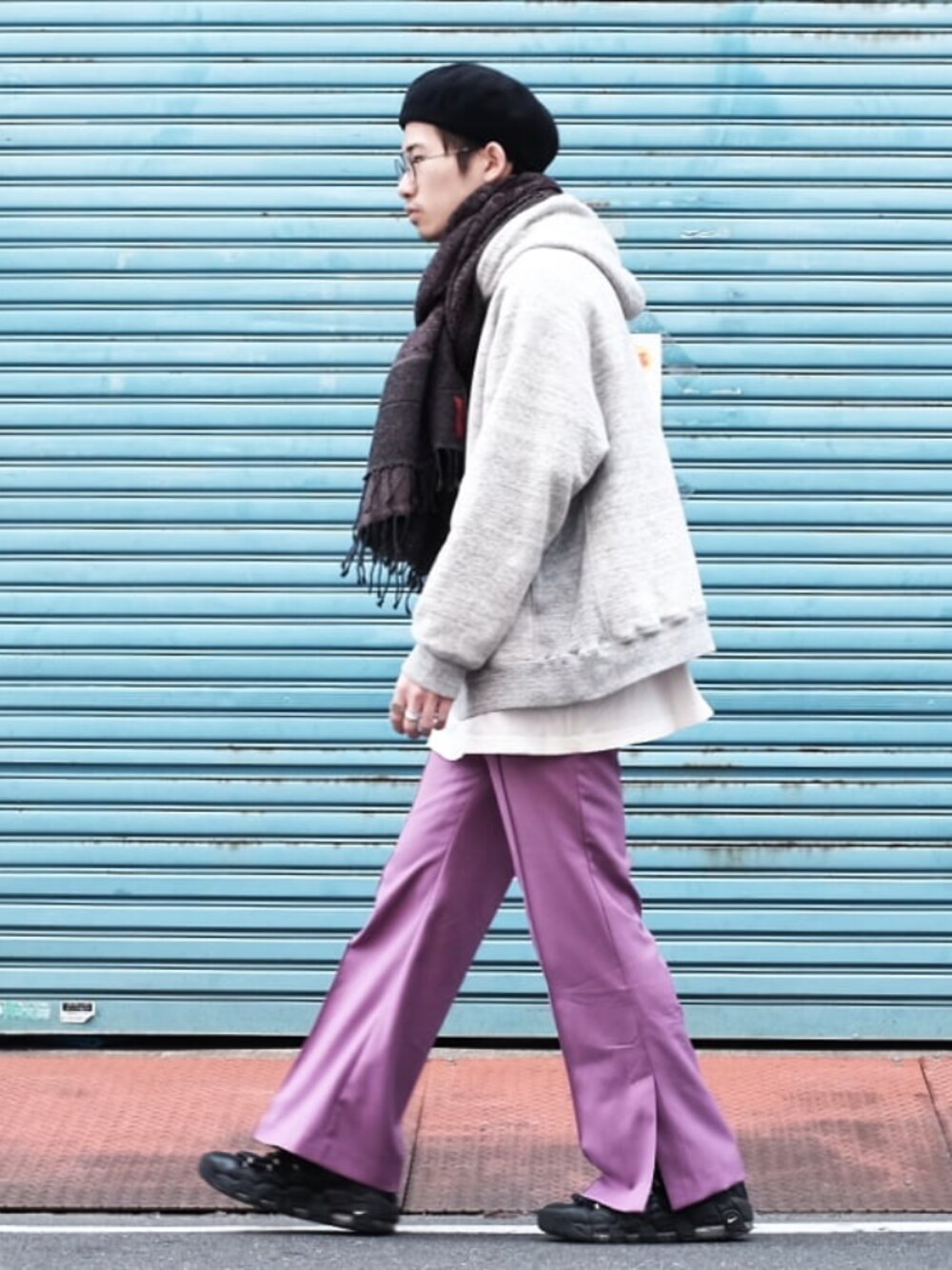 「春コーデ、カジュアルコーデ、休日スタイル、ゆるコーデ、パーカー、ペイズリー、フレアパンツ、ベレー帽」｜「PAGEBOYのピンタックフレアスリットパンツ（その他パンツ、パープル系）」を使った、takuya matsudaさん（メンズ・169cm）の春コーディネートの1枚目の写真