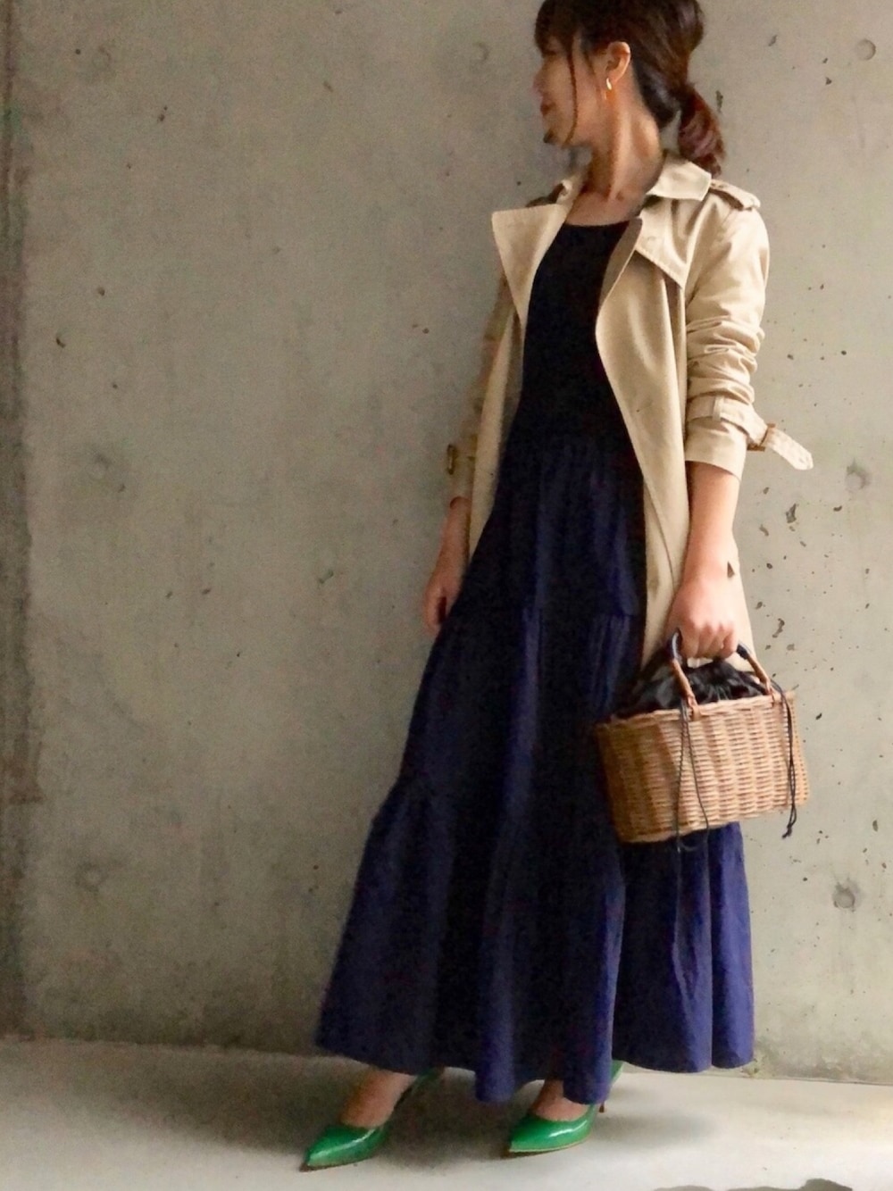 ブルー系のワンピース、ブラウン系のかごバッグ、グリーン系のパンプスを着用したレディースの春コーディネートの1枚目の写真