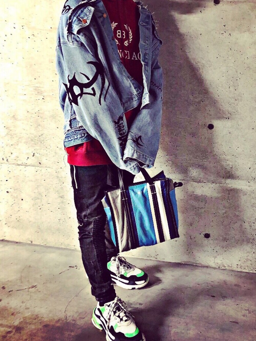 「vetements、BALENCIAGA、トリプルS、バザール、フーディー、パーカー、スニーカー、ストリート、おしゃれさんと繋がりたい、インスタフォローしてね！」｜「VETEMENTSのアイテム（デニムジャケット、ブルー系）」を使った、りゅうさん（メンズ・169cm）の春コーディネートの1枚目の写真