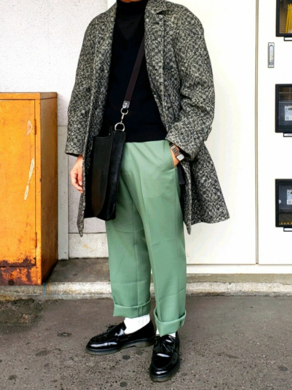 「スラックスパンツ、オーバーコート、タートルネック、黒、古着好きな人と繋がりたい、古着、kaiko」｜「VINTAGEのアイテム（チェスターコート、グレー系）」を使った、よしのぶさん（メンズ・167cm）の冬コーディネートの1枚目の写真