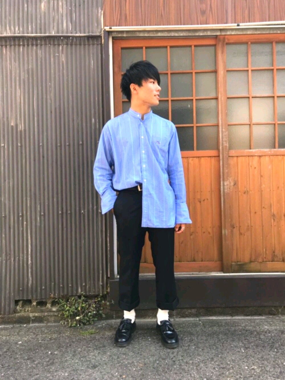 「シャツスタイル、お洒落さんとつながりたい、夏、スラックス、ローファー×靴下、タックイン、ストライプ」｜「KAIKOのKAIKO THE PREST（スラックス、ブラック系）」を使った、よしのぶさん（メンズ・167cm）の夏コーディネートの1枚目の写真