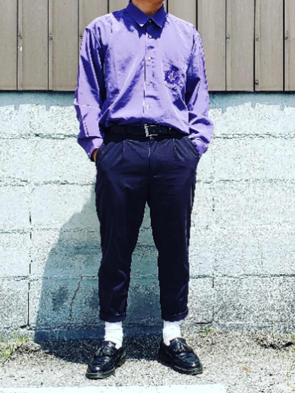 「シャツ、タックイン、スラックス、紫コーデ、WEAR、古着、ヴィンテージ、お洒落さんとつながりたい、革靴、Dr.Martens」｜「VINTAGEのアイテム（シャツ/ブラウス、パープル系）」を使った、よしのぶさん（メンズ・167cm）の春コーディネートの1枚目の写真