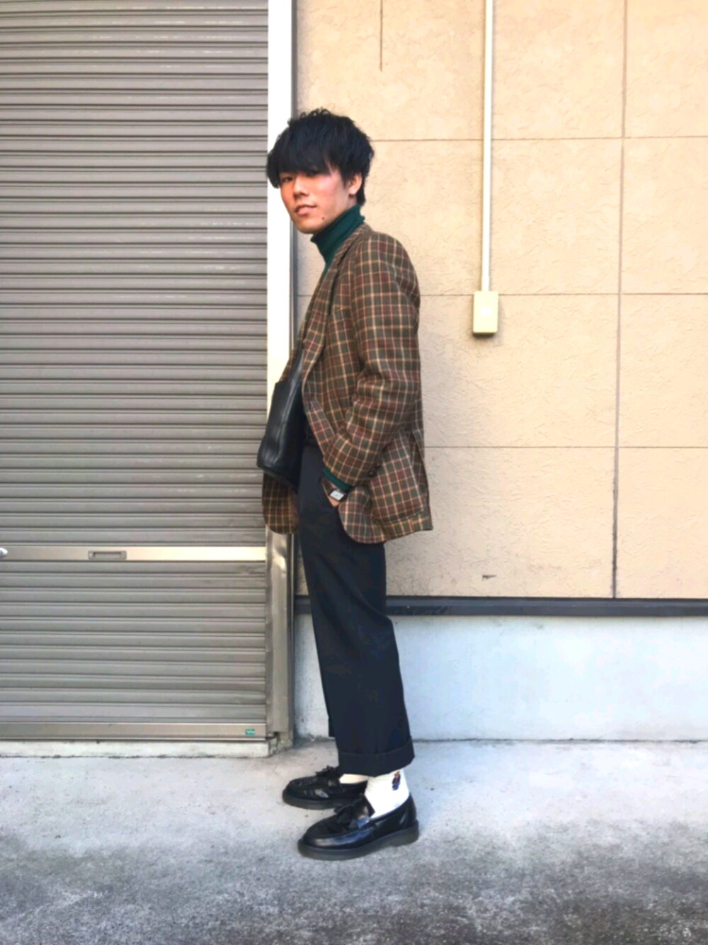 「テーラードジャケット、kaiko、GU、タートルネック、スラックス、くまさん」｜「KAIKOのKAIKO THE PREST（スラックス、ブラック系）」を使った、よしのぶさん（メンズ・166cm）の秋コーディネートの1枚目の写真
