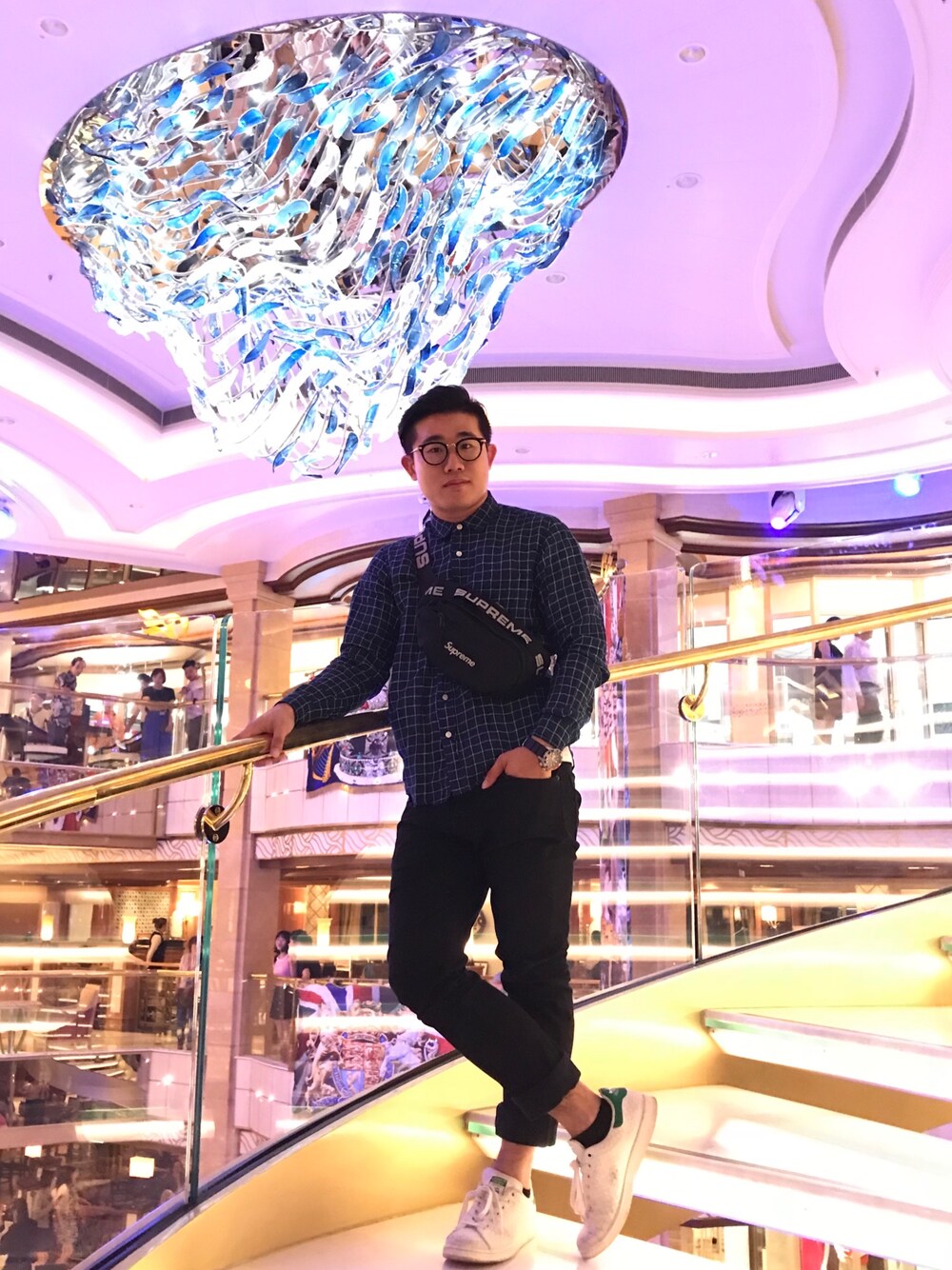 「cruise」｜「Supreme のアイテム（ボディバッグ/ウエストポーチ、ブラック系）」を使った、Wangさん（メンズ・171cm）の春コーディネートの1枚目の写真