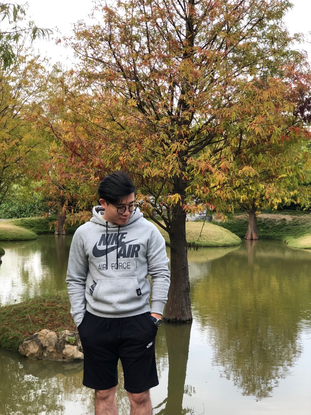 「NIKEのアイテム（Tシャツ/カットソー、グレー系）」を使った、Wangさん（メンズ・171cm）の夏コーディネートの1枚目の写真