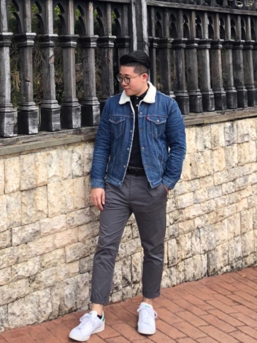 「smart casual」｜「Levi'sのアイテム（デニムジャケット、ブルー系）」を使った、Wangさん（メンズ・171cm）の冬コーディネートの1枚目の写真