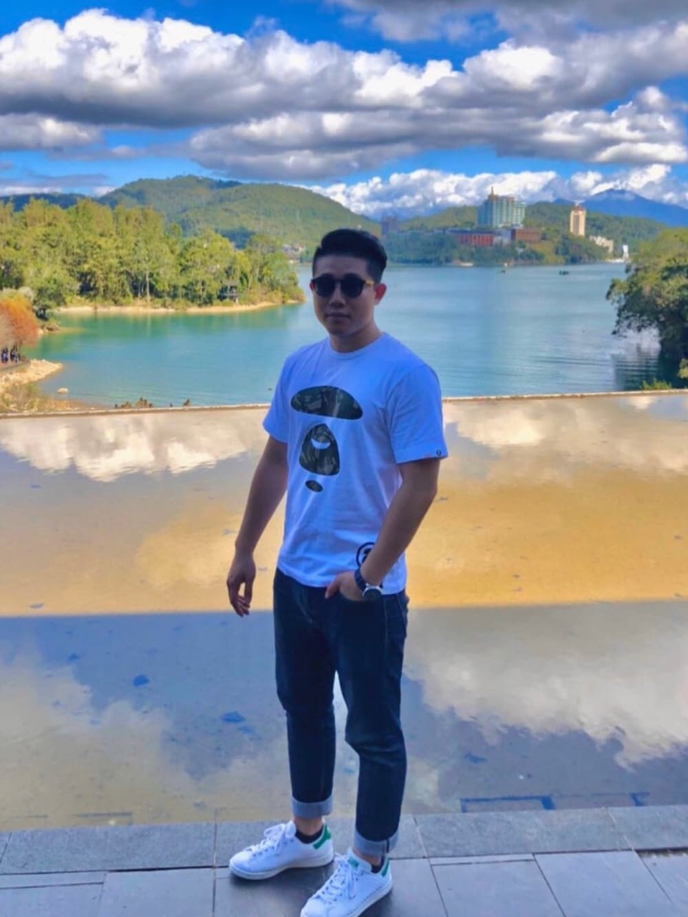 「街頭穿搭」｜「A BATHING APEのアイテム（Tシャツ/カットソー、ホワイト系）」を使った、Wangさん（メンズ・171cm）の冬コーディネートの1枚目の写真