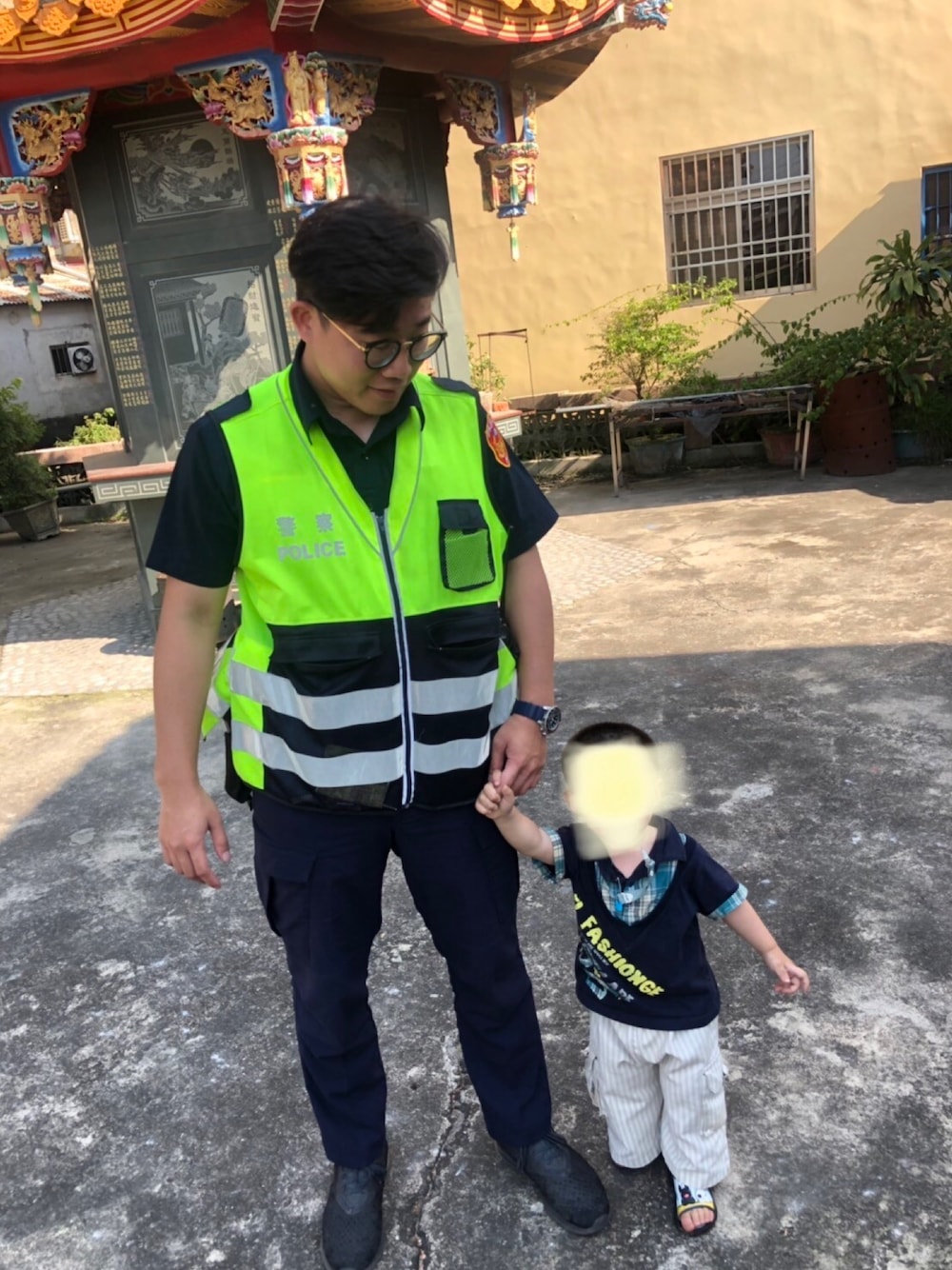 「POLICE」｜「POLICEのアイテム（シャツ/ブラウス、ブルー系）」を使った、Wangさん（メンズ・171cm）の冬コーディネートの1枚目の写真