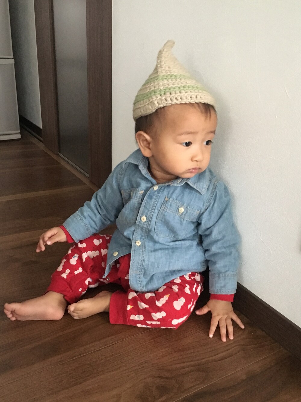 「どんぐり帽子、デニムシャツ、雪だるま、デニム×レッド」｜「GAPのGap ジャージライニング シャンブレーシャツ（シャツ/ブラウス、ブルー系）」を使った、kohさん（キッズ・80cm）の冬コーディネートの1枚目の写真