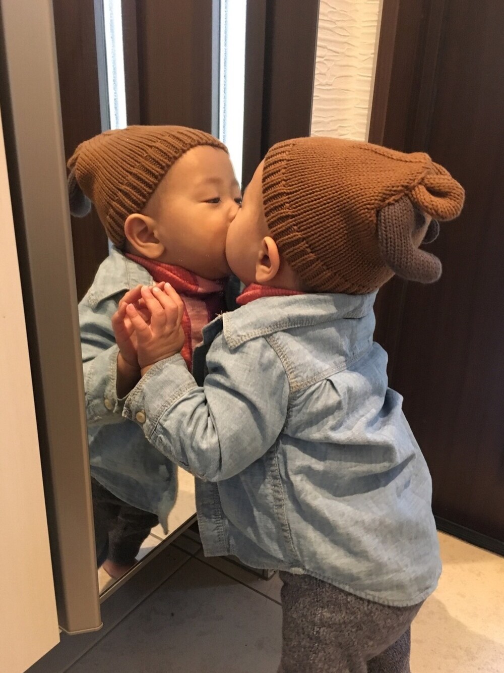 「デニムシャツ、デニム×スウェット、シカ帽子、デニムシャツ×ニット、ベビーコーデ、ootd、9ヶ月、おとこのこ、オトコノコこーで」｜「GAPのGap ジャージライニング シャンブレーシャツ（シャツ/ブラウス、ブルー系）」を使った、kohさん（キッズ・70cm）の秋コーディネートの1枚目の写真