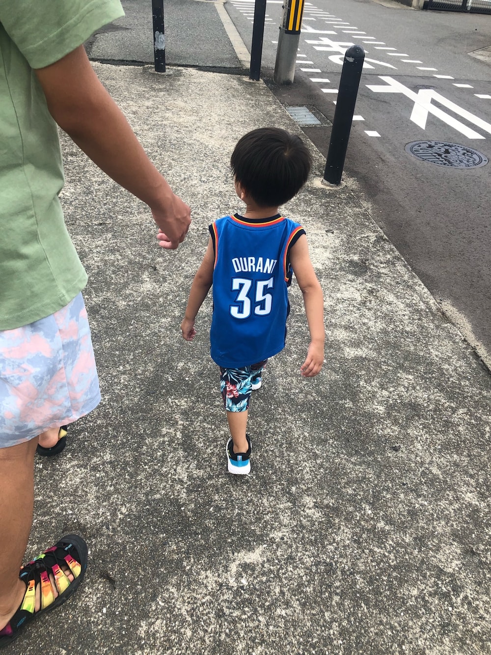 ブルー系のタンクトップ、その他のその他パンツ、その他のサンダルを着用したメンズの夏コーディネートの1枚目の写真