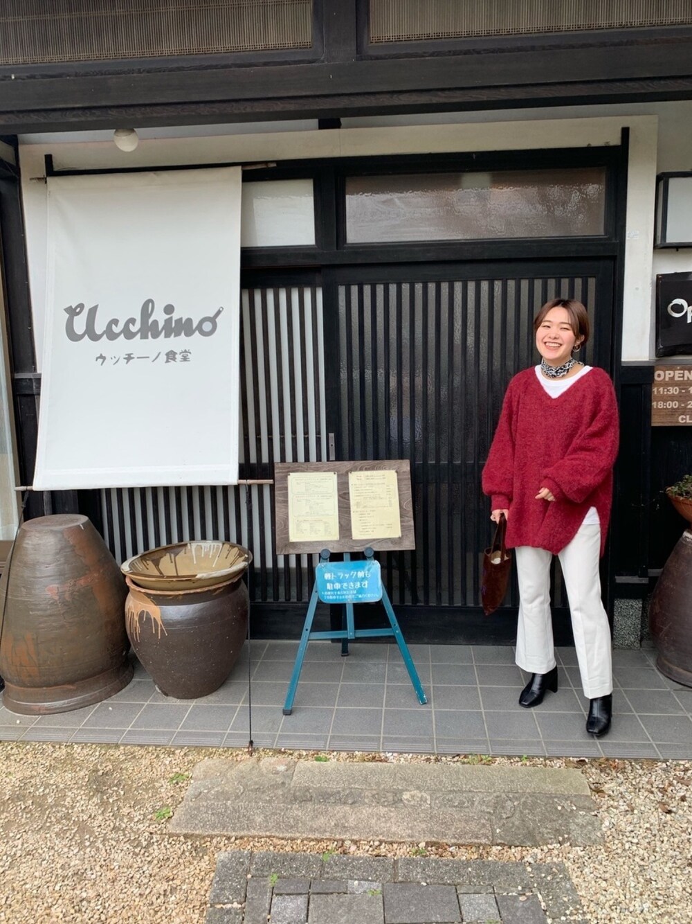 「低身長、ゆるコーデ、オーバーサイズ、シンプル、大人カジュアル、パンツスタイル、Tシャツ、ニット、ユニクロ、Kastane」｜「KastaneのメランジVあきニットプルオーバー（ニット/セーター、レッド系）」を使った、けいこさん（レディース・156cm）の冬コーディネートの1枚目の写真