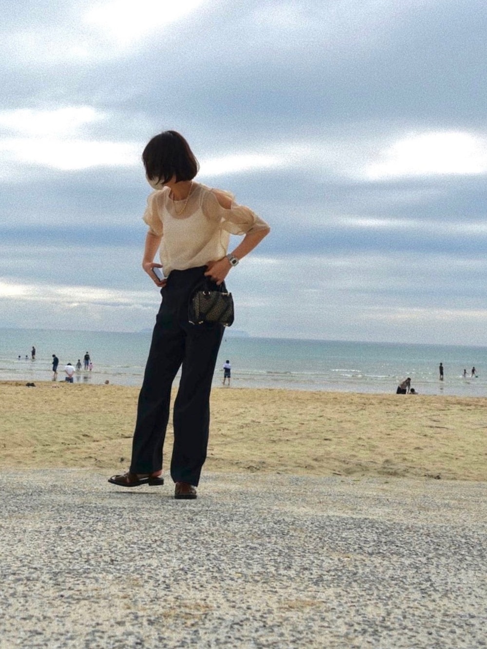 「シンプル、カジュアル、オトナカジュアル、オトナ女子、パンツスタイル、淡色コーデ、夏コーデ、サンダル、ボストンバッグ、おしゃれさんと繋がりたい」｜「Amiurのairy open shoulder puff sleeve（その他トップス、ホワイト系）」を使った、けいこさん（レディース・156cm）の夏コーディネートの1枚目の写真