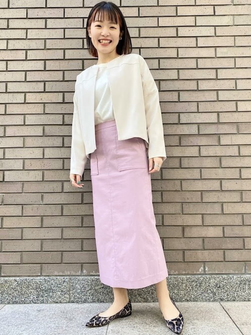 「タイトスカート、プルオーバー、ノーカラージャケット、シップス フォー ウィメン(SHIPS for women)、レオパードシューズ」｜「SHIPSのショルダーパッチプルオーバー（Tシャツ/カットソー、ホワイト系）」を使った、西平さん（レディース・160cm）の春コーディネートの1枚目の写真