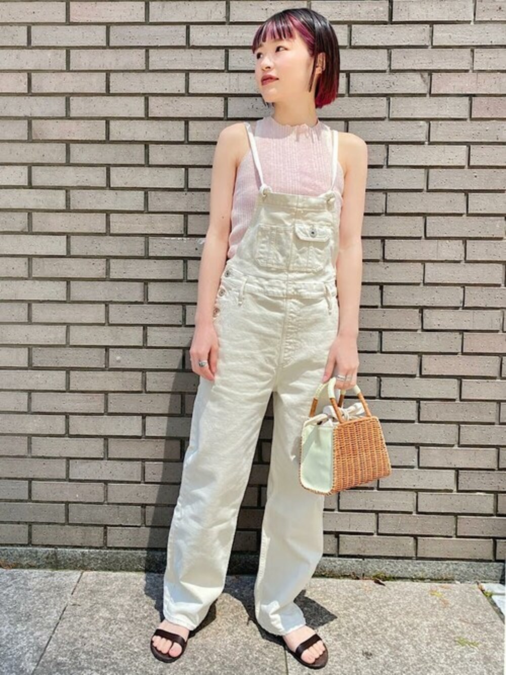 「サロペット、大人カジュアル、かごバッグ、シップス フォー ウィメン(SHIPS for women)、バスケット」｜「SHIPSの【SHIPS別注】BAGMATI:バスケット S◆（かごバッグ、ホワイト系）」を使った、西平さん（レディース・160cm）の春コーディネートの1枚目の写真