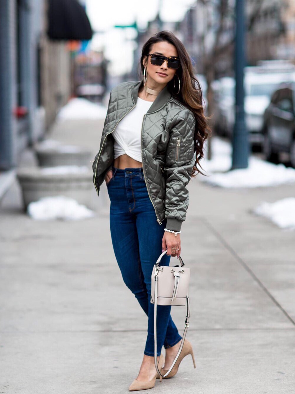 「ootd、outfit、casual、streetstyle、bomberjacket、croptop」｜「Missguidedのアイテム（その他アウター、グリーン系）」を使った、Jennifer Puenteさん（レディース・155cm）の冬コーディネートの1枚目の写真