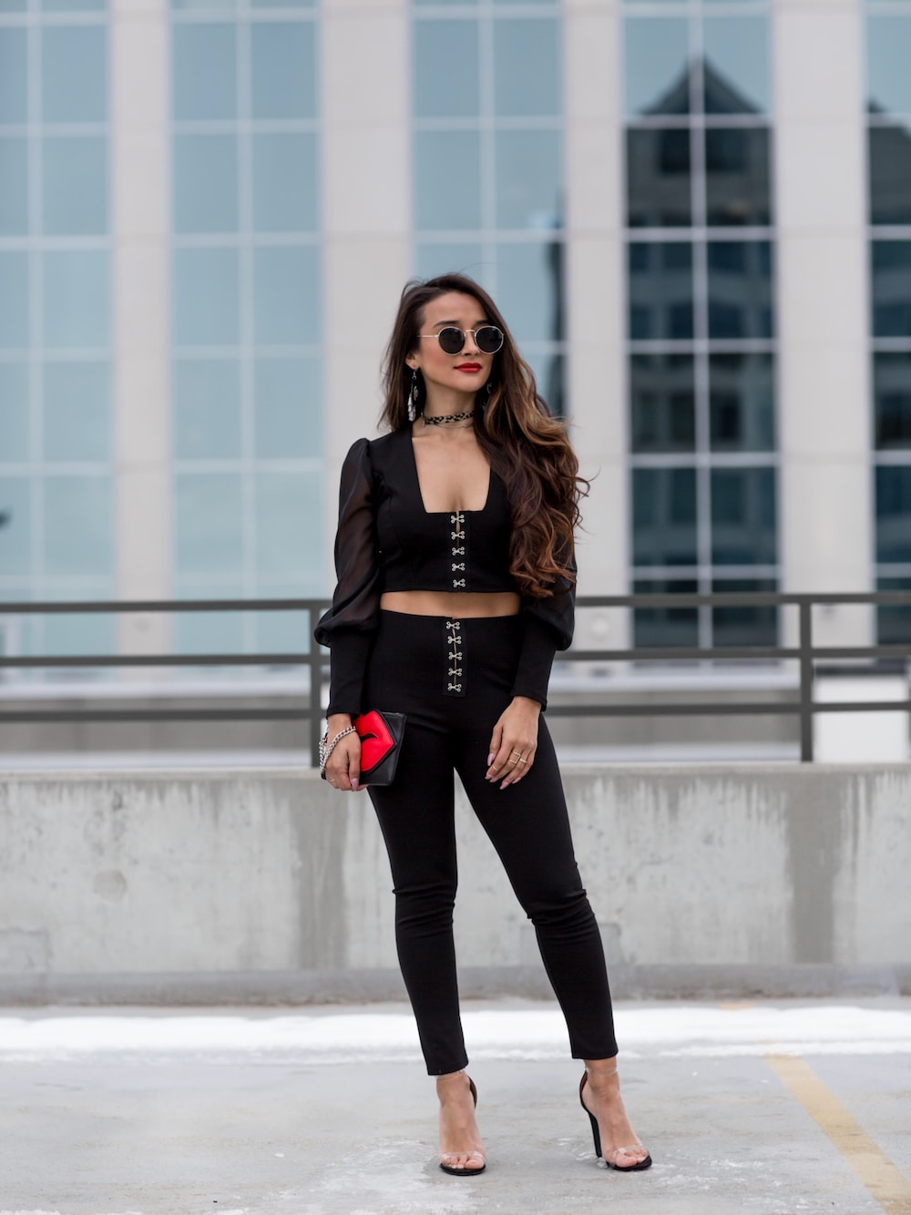 「ootd、ootn、glasses、datenight、blackonblack、streetstyle」｜「Fashion Novaのアイテム（セットアップ、ブラック系）」を使った、Jennifer Puenteさん（レディース・155cm）の冬コーディネートの1枚目の写真