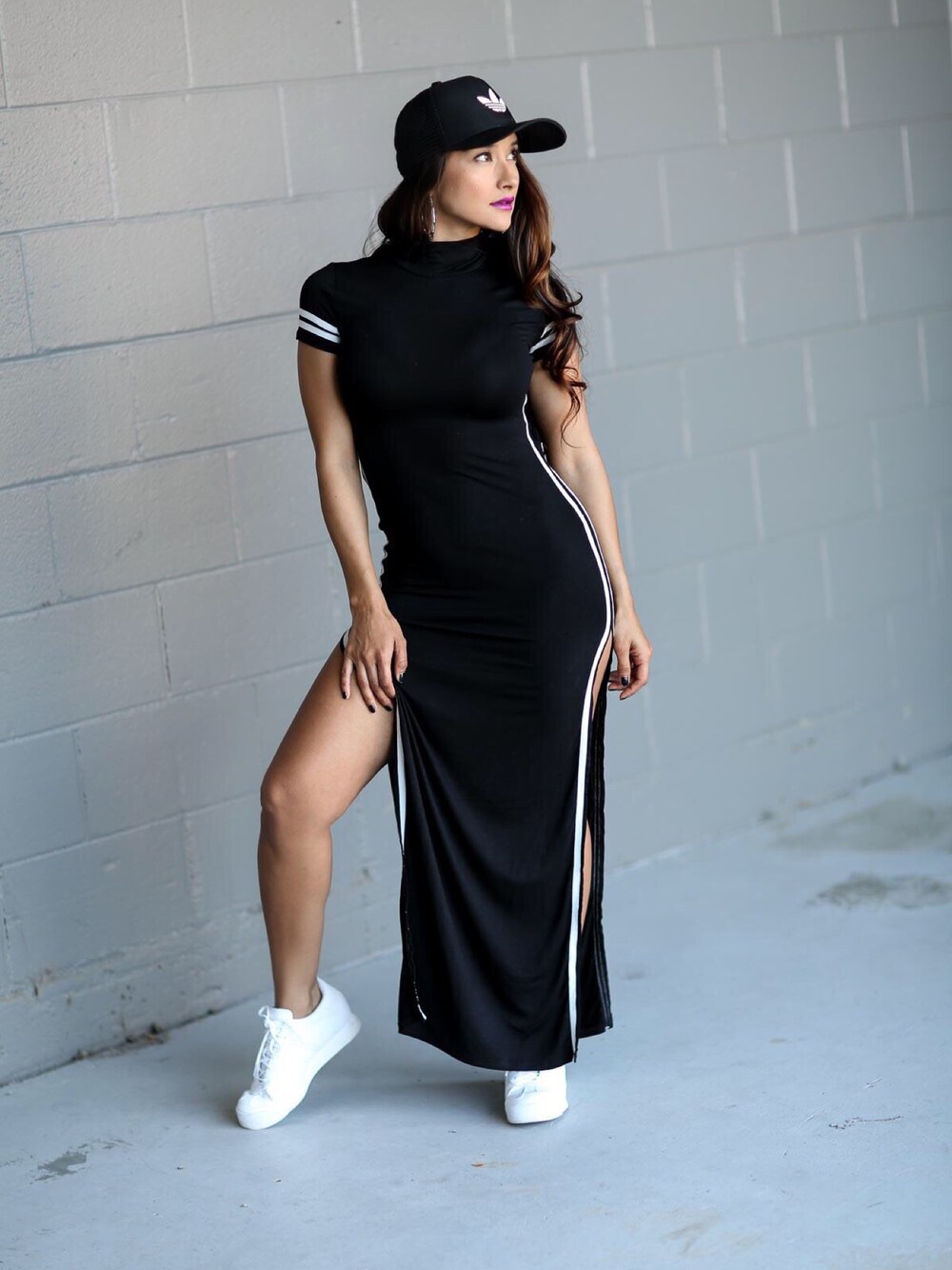 「sporty、ootd、summer、black and white、streetstyle、stripe、outfit」｜「Shein Officialのアイテム（チュニック、ブラック系）」を使った、Jennifer Puenteさん（レディース・155cm）の春コーディネートの1枚目の写真