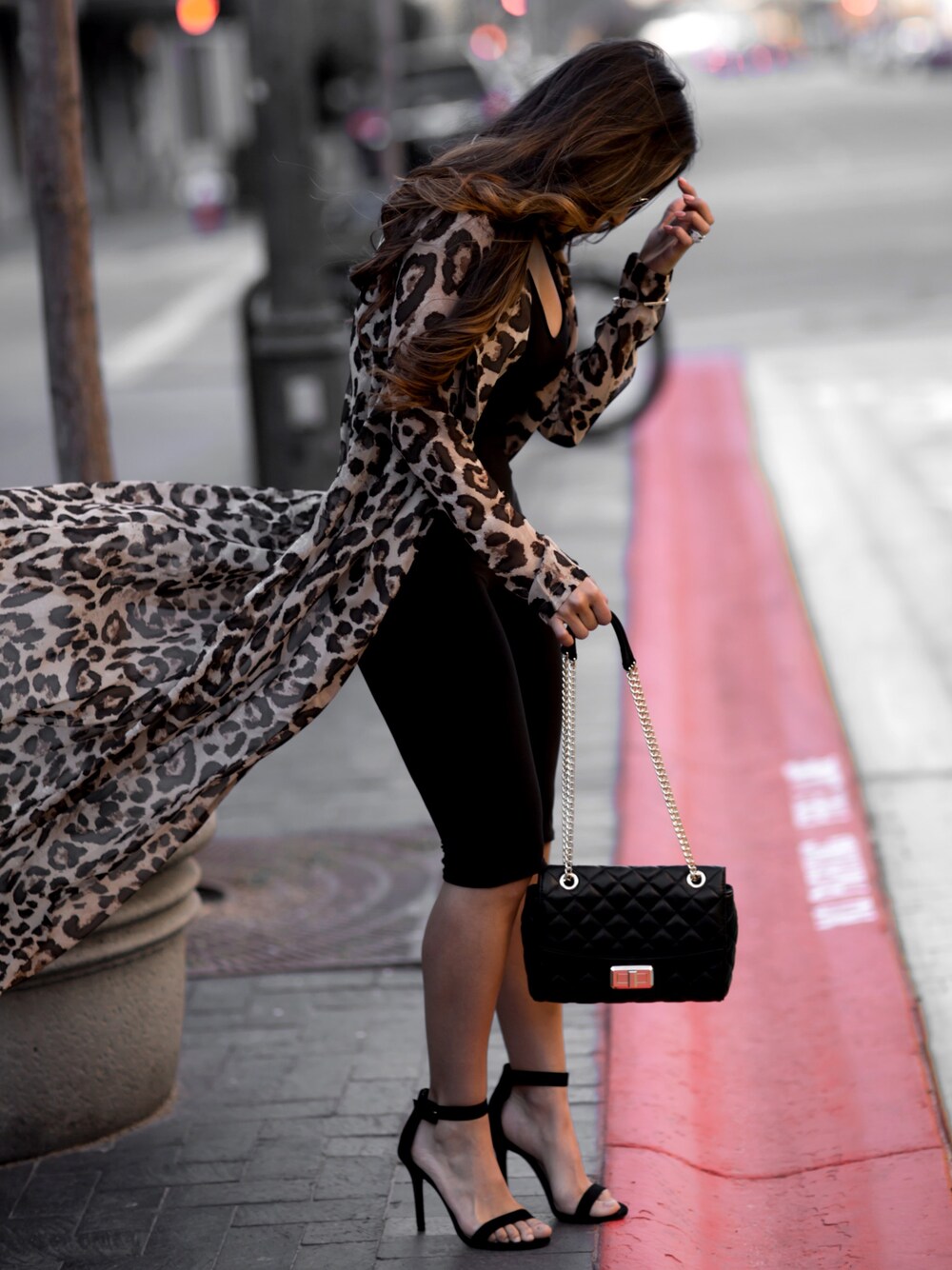 「leopard、ootd、streetstyle、BoiseIdaho、daytonight」｜「Miss Papのアイテム（ワンピース、ブラック系）」を使った、Jennifer Puenteさん（レディース・155cm）の春コーディネートの1枚目の写真