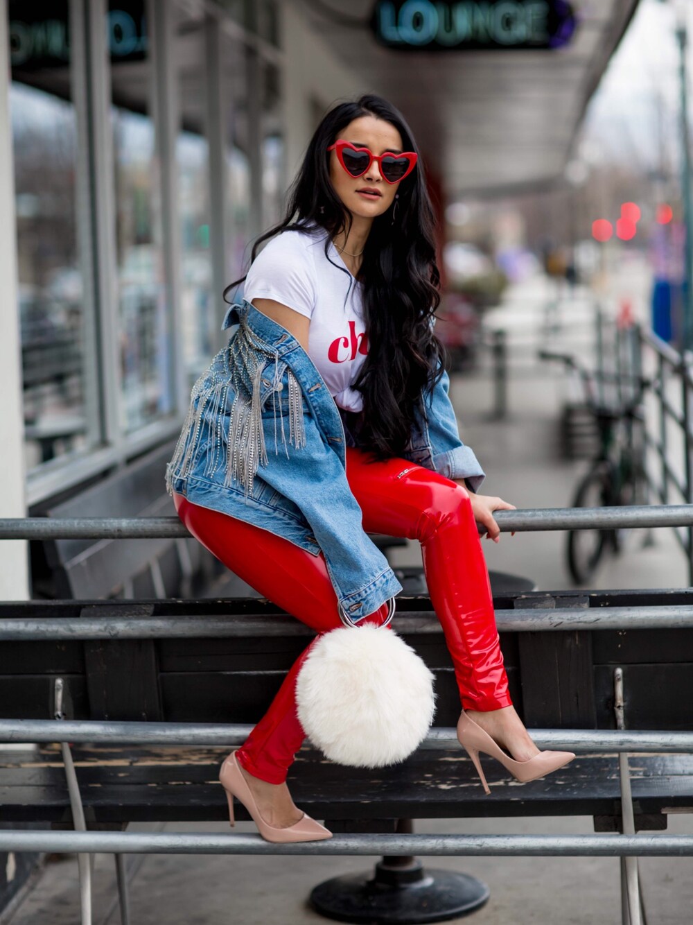 「Edgy、streetstyle、fashion、fblogger、streetwear、ootd」｜「TOPSHOPのアイテム（デニムジャケット、ブルー系）」を使った、Jennifer Puenteさん（レディース・155cm）の春コーディネートの1枚目の写真