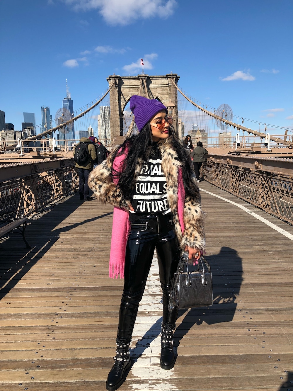 「hmootd、blogger、leopard、ootd、ootd #fashion #style #street」｜「H&Mのアイテム（スウェット、ブラック系）」を使った、Jennifer Puenteさん（レディース・155cm）の春コーディネートの1枚目の写真