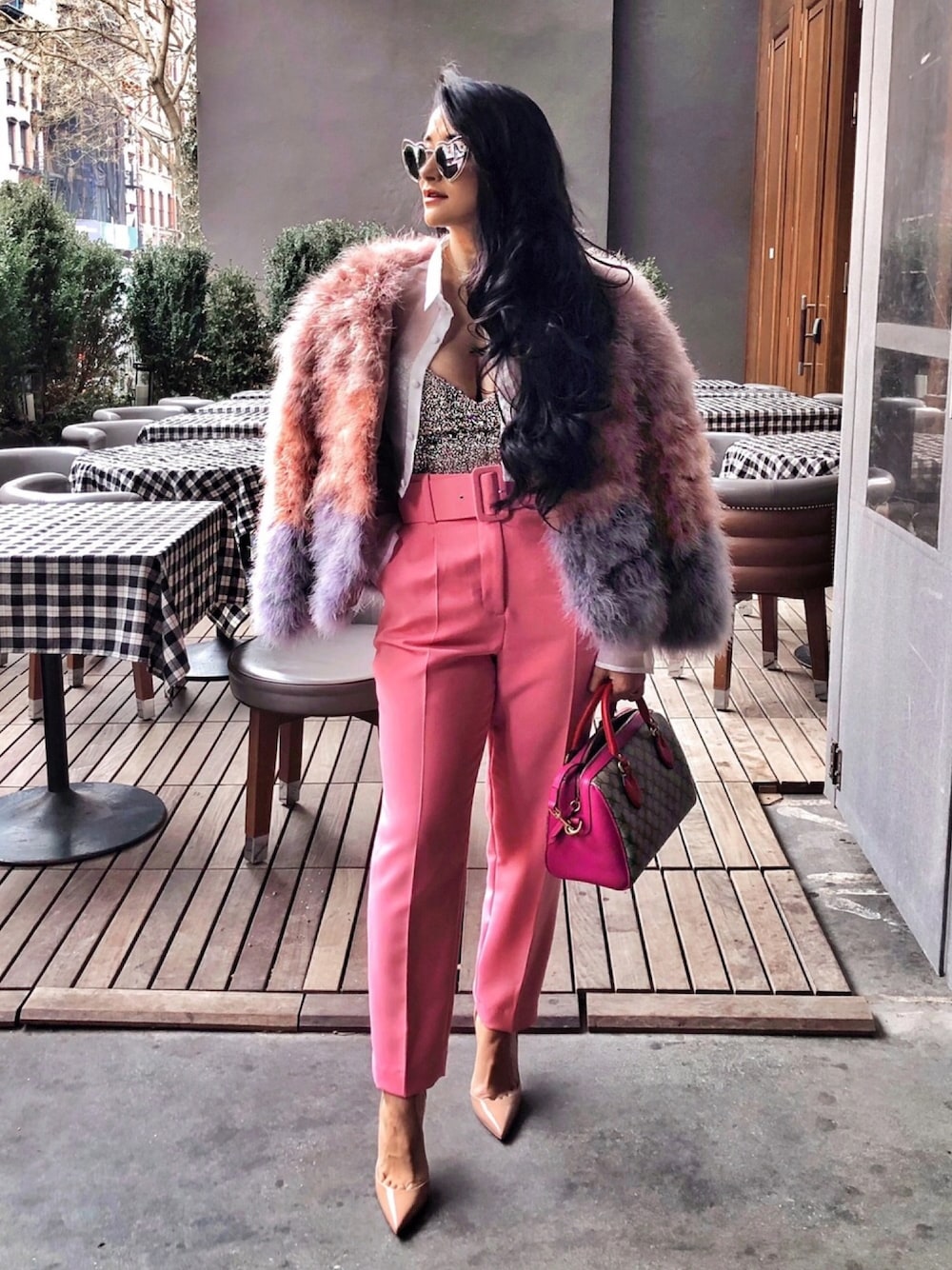 「NYFW、winterwear」｜「ZARAのアイテム（スラックス、ピンク系）」を使った、Jennifer Puenteさん（レディース・155cm）の秋コーディネートの1枚目の写真