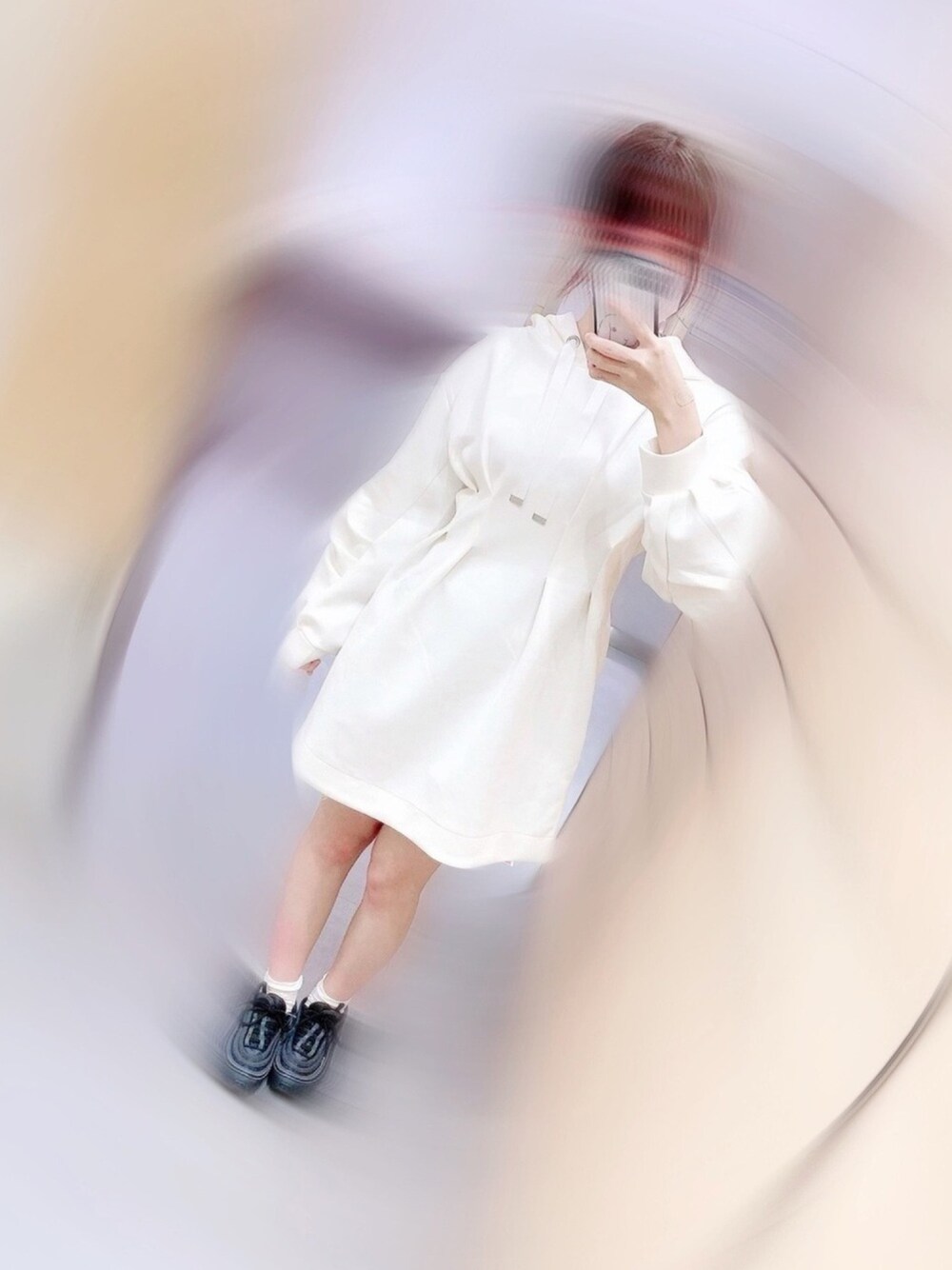 「レディアゼル、radyazel、ワンピース、ワンピース×スニーカー、NIKE、NIKE AIR MAX、パーカーワンピース、遅刻、スニーカーコーデ、ラクチンコーデ」｜「REDYAZELのダンボールフードタックミニワンピ（ワンピース、ホワイト系）」を使った、ちゃむさん（レディース・156cm）の秋コーディネートの1枚目の写真
