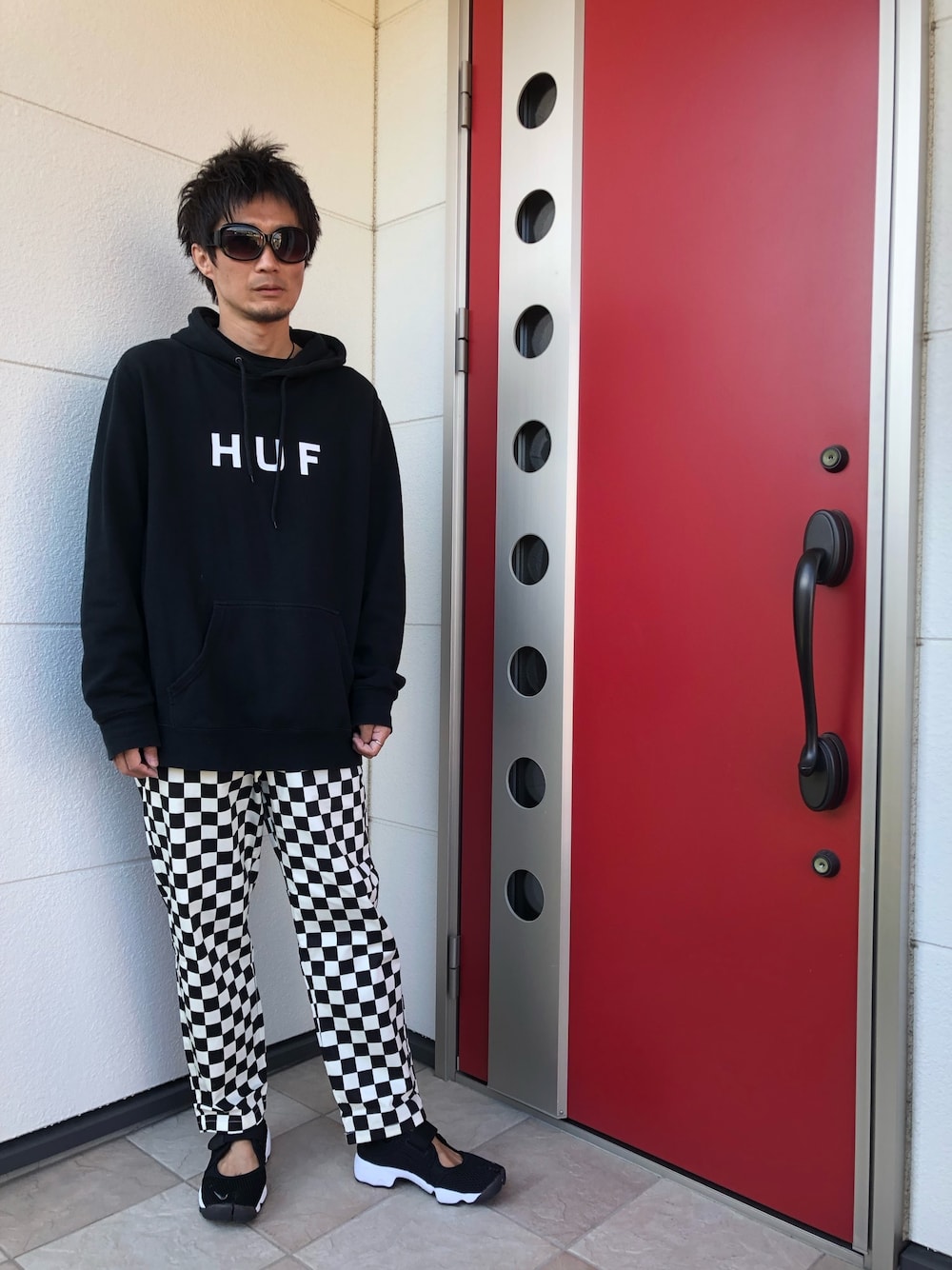 「秋のコーデ、おしゃれさんと繋がりたい、いいね、save、フォローお願いします🤑、ナイキ、エアリフト、HUF、モノトーン、カジュアルコーデ、NIKE、おやじコーデ」｜「HUFのHUF/ハフ ESSENTIALS OG LOGO PO HOODIE　プルオーバーパーカー（パーカー、ブラック系）」を使った、norisora さん（メンズ・175cm）の秋コーディネートの1枚目の写真