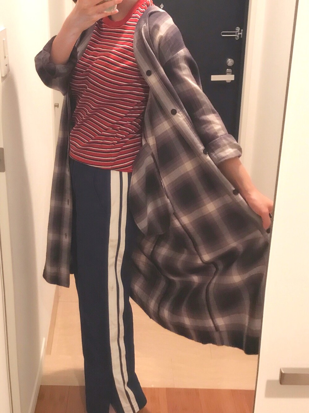 「ラインパンツ、ユニクロ、ジャージ、チェックシャツ、マルチボーダー」｜「UNIQLOのアイテム（Tシャツ/カットソー、ブラウン系）」を使った、moeさん（レディース・153cm）の夏コーディネートの1枚目の写真
