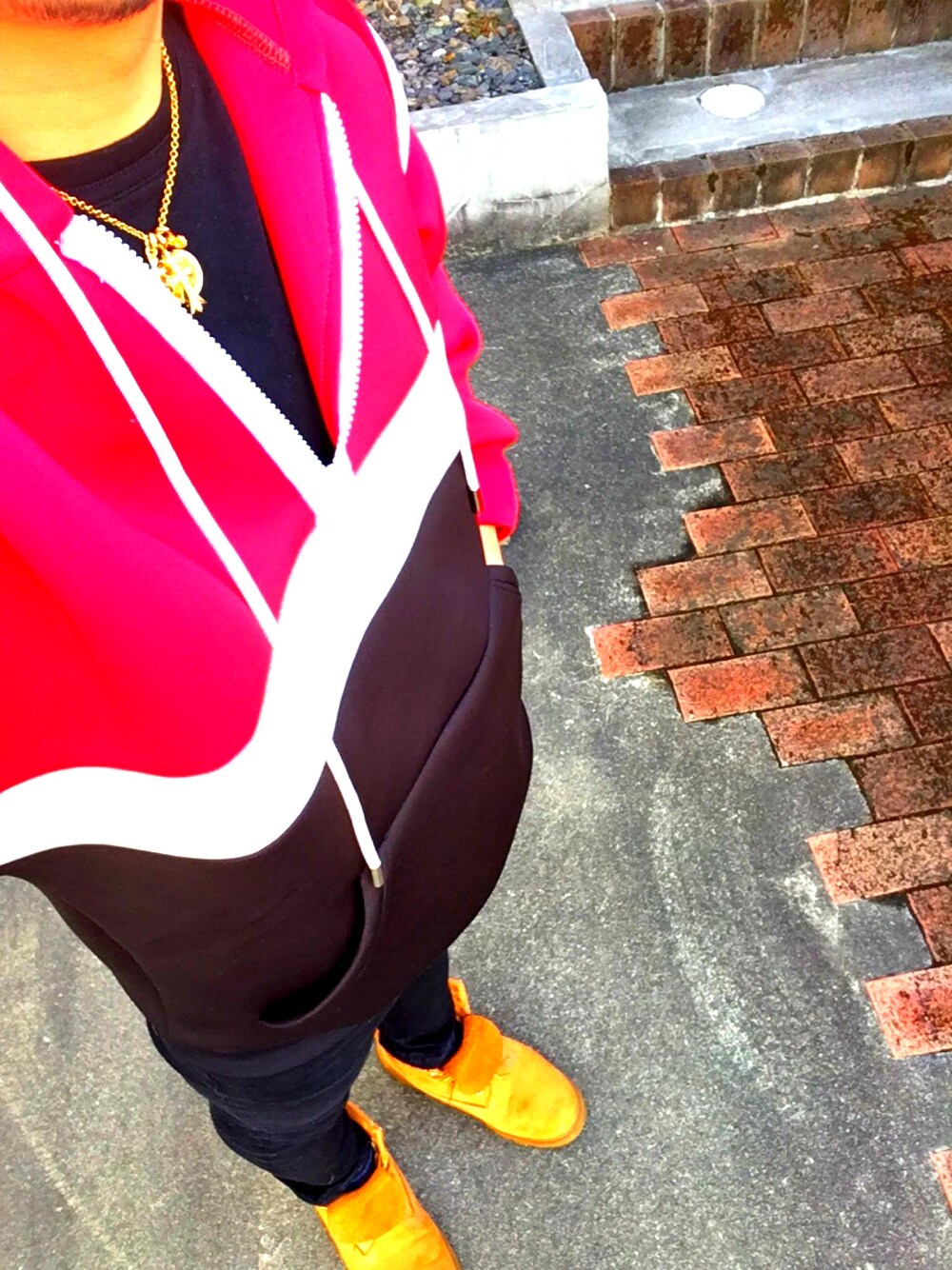 「おしゃれさんと繋がりたい、黒スキニー、休日スタイル、冬、GIVENCHY」｜「GIVENCHYのアイテム（パーカー、レッド系）」を使った、真田康太さん（メンズ・169cm）の冬コーディネートの1枚目の写真