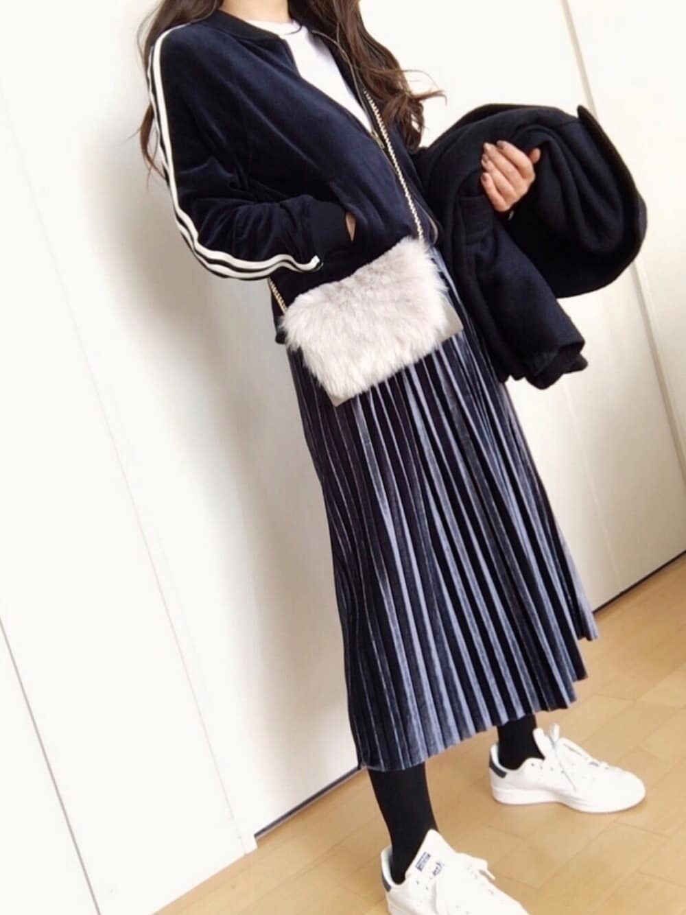 「カジュアル、シンプルコーデ、ネイビー、ベロア、プリーツスカート、GU、adidas、スタンスミス、ファー小物、プチプラコーデ」｜「GUのウールブレンドピーコート（ピーコート、ブルー系）」を使った、めるもさん（レディース・158cm）の冬コーディネートの1枚目の写真