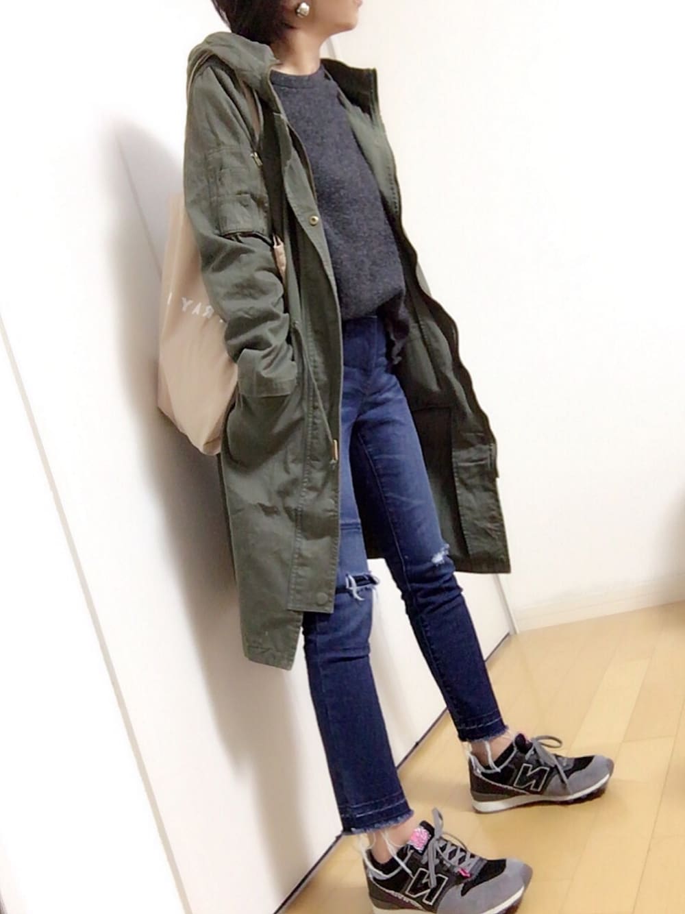 「オトナカジュアル、カジュアルコーデ、春色、モッズコート、デニムパンツ、袖リボン、プチプラコーデ、スニーカー、ピンク」｜「SLYのBALL EARRING（ピアス（両耳用）、ゴールド系）」を使った、めるもさん（レディース・158cm）の冬コーディネートの1枚目の写真