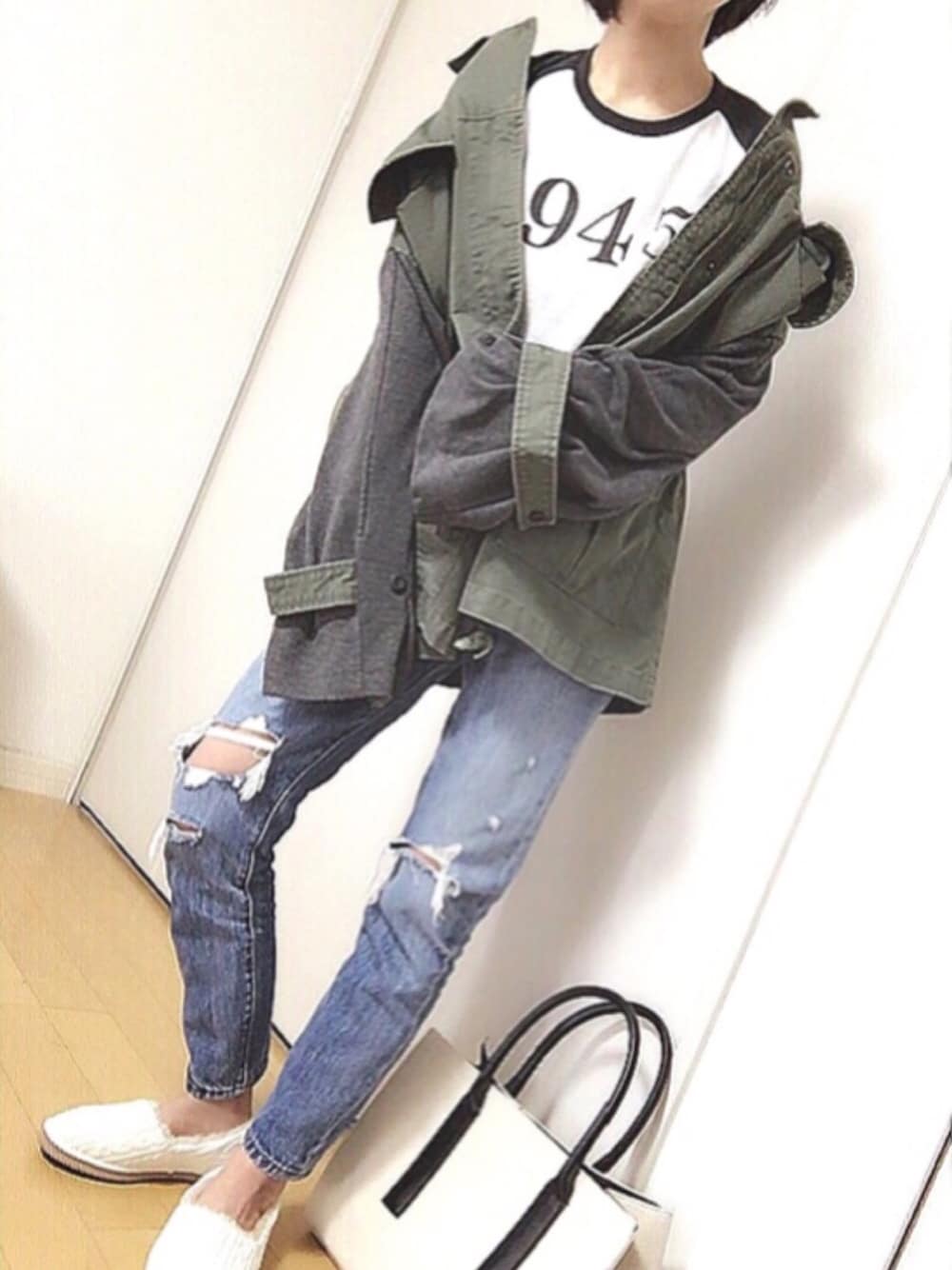 「オトナカジュアル、春、denim、はるコーデ、ミリタリー、ボーイッシュ、ラグランTシャツ、トートバッグ、501skinny、プチプラMIX」｜「PAGEBOYのヴィンテージ風ミリタリー（ミリタリージャケット、グリーン系）」を使った、めるもさん（レディース・158cm）の冬コーディネートの1枚目の写真