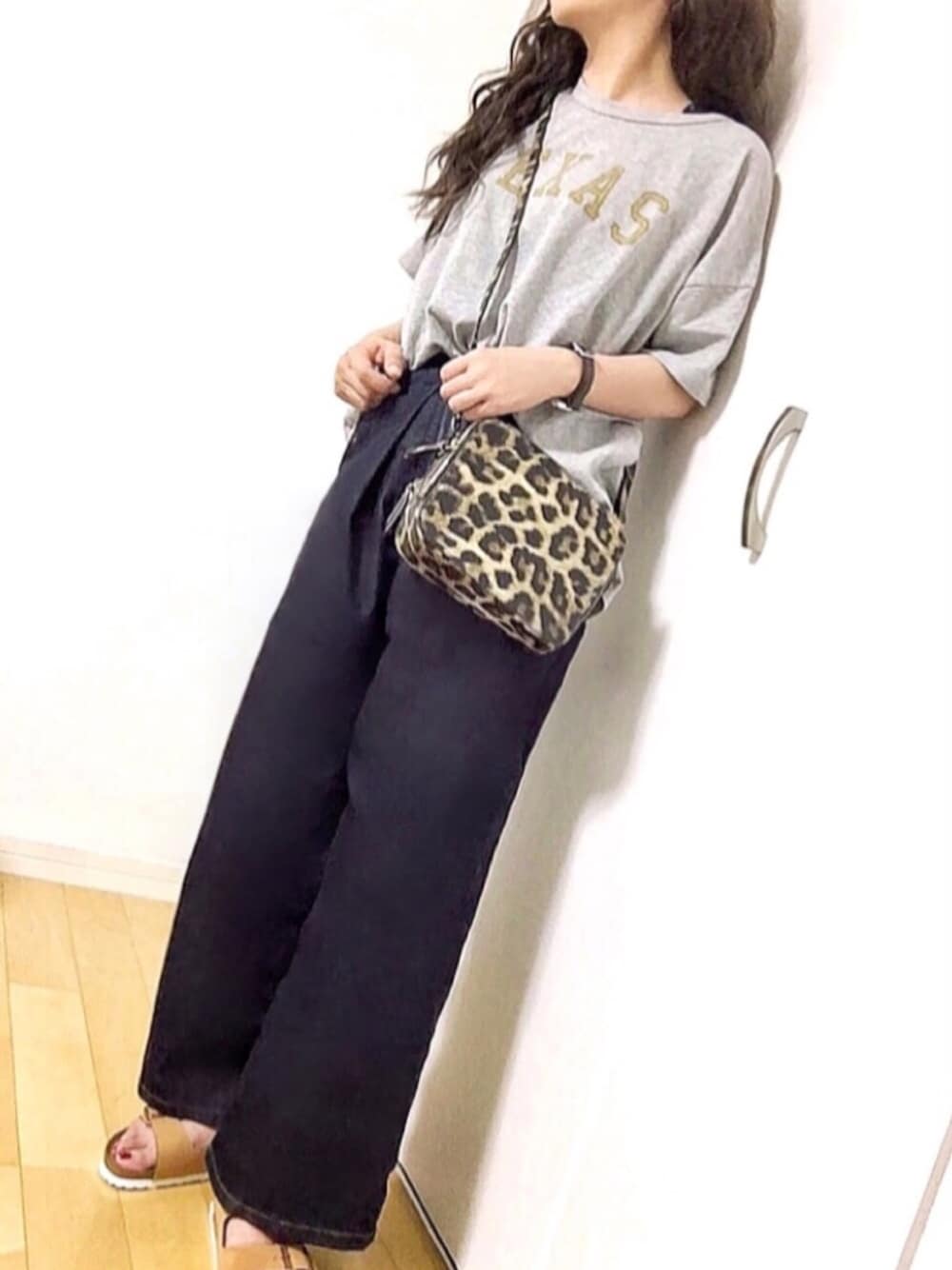その他のショルダーバッグ、グレー系のTシャツ/カットソー、ブルー系のデニムパンツを着用したレディースの夏コーディネートの1枚目の写真