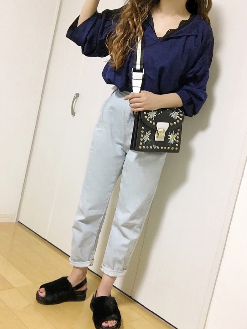 「大人カジュアル、夏コーデ、キャンディスリーブ、マムジーンズ、ハイウエスト、プチプラコーデ、GRL、ファーサンダル、花柄、刺繍」｜「GRLのバックストラップVネックトップス（シャツ/ブラウス、ブルー系）」を使った、めるもさん（レディース・158cm）の夏コーディネートの1枚目の写真