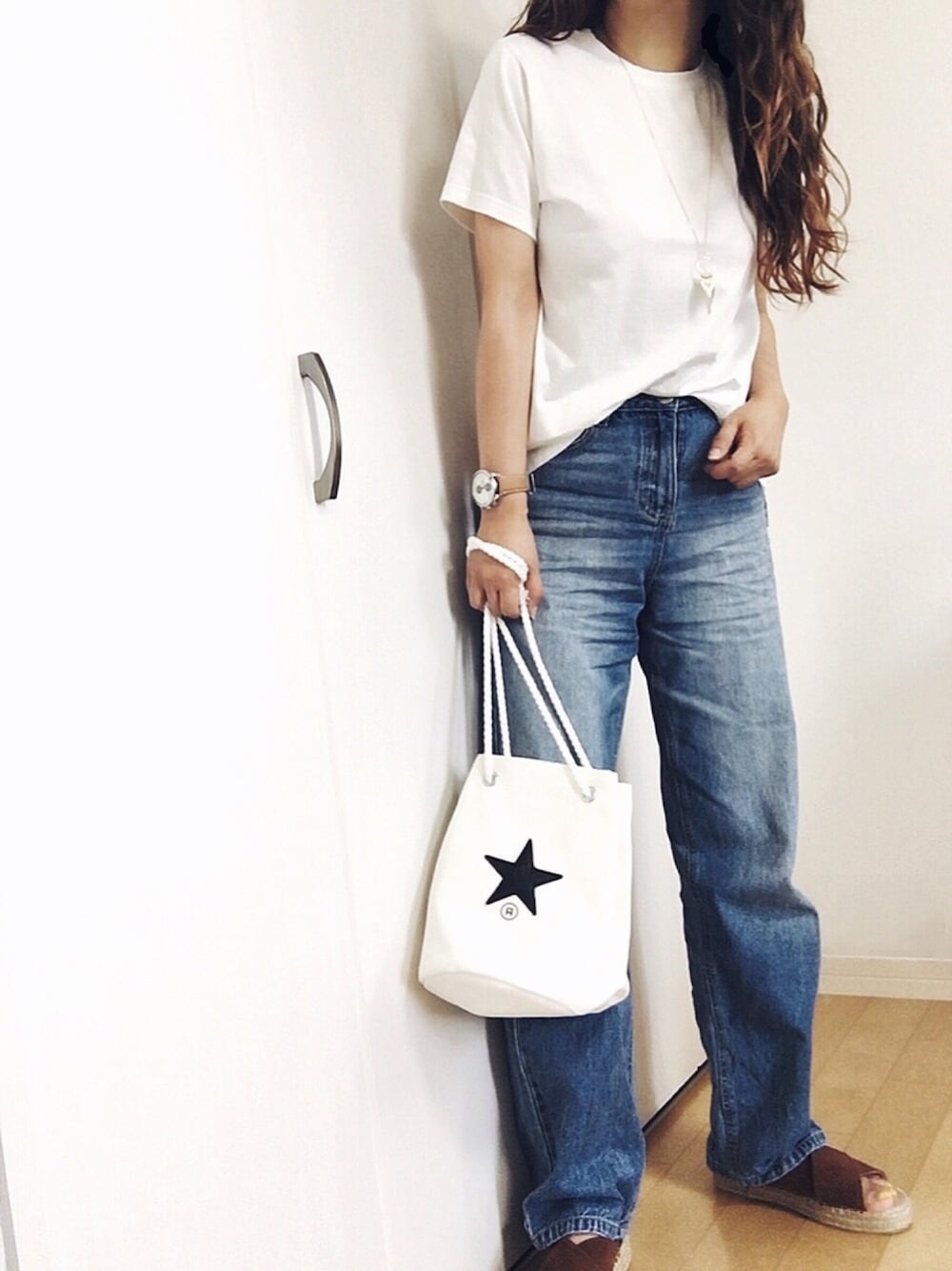 「ハイウエスト、ワイドデニム、GRL、プチプラコーデ、オトナカジュアル、白Tシャツ、デニムパンツ、ジュートサンダル、シンプル、converse」｜「AZUL by moussyのペルビアン天竺クルーネック半袖PO（Tシャツ/カットソー、ホワイト系）」を使った、めるもさん（レディース・158cm）の夏コーディネートの1枚目の写真