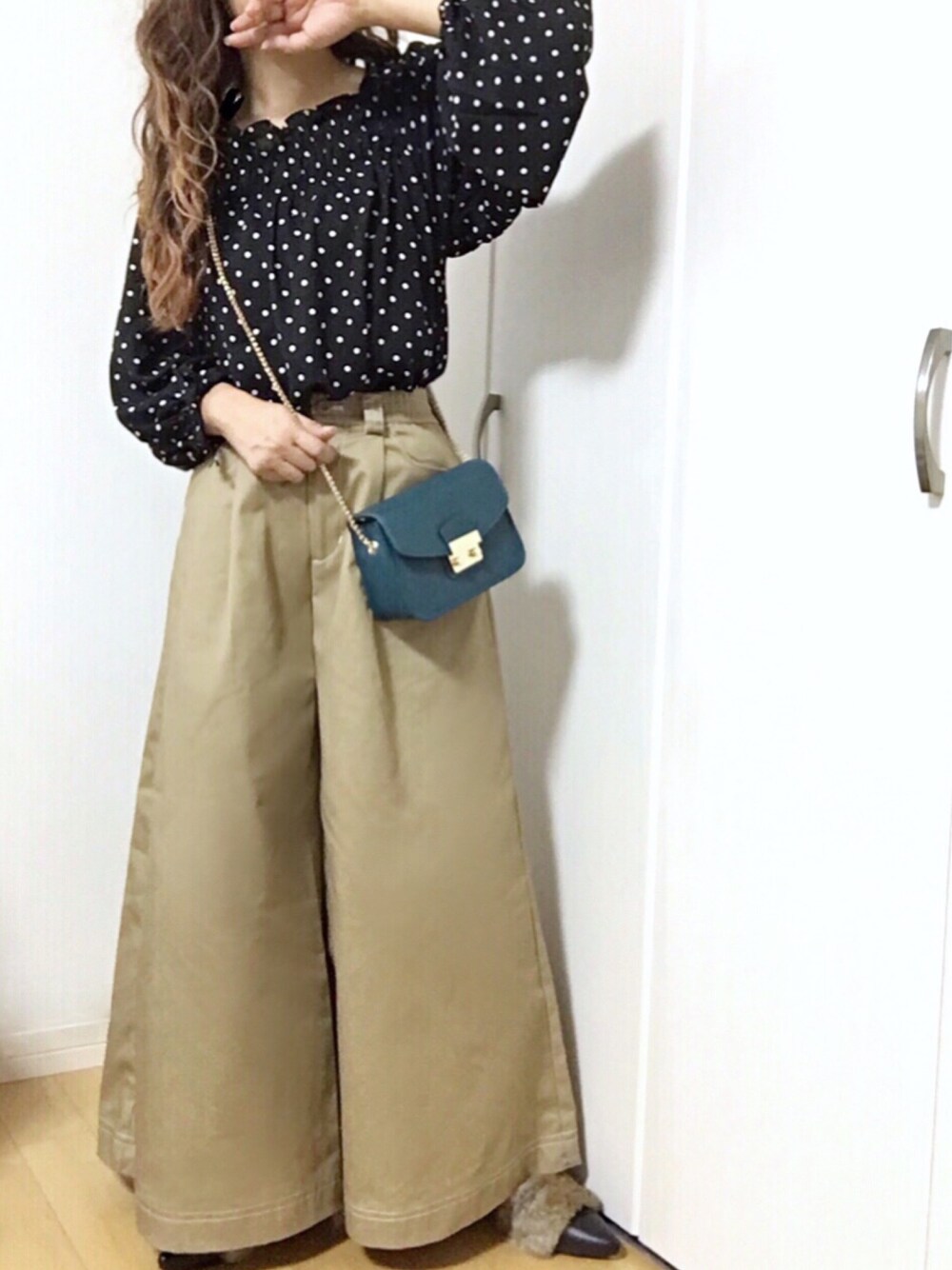 「チノパン、ドット、ファー、ワイドパンツ、チェーンバッグ、大人カジュアル、プチプラ、グリーン、GRL」｜「GRLのドット柄オフショルトップス（シャツ/ブラウス、ブラック系）」を使った、めるもさん（レディース・158cm）の秋コーディネートの1枚目の写真