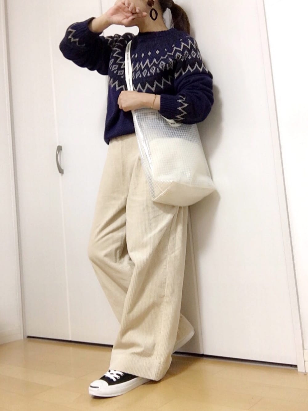 「ノルディック柄、GU、ワイドパンツ、コーデュロイ、コーデュロイパンツ、プチプラミックス、ノルディッククルーネックセーター、大人カジュアル、コンバース、ホワイトパンツ」｜「TODAYFULのTODAYFUL(トゥディフル) ''Flocky Earring''フロッキーイヤリング（イヤリング、ブラウン系）」を使った、めるもさん（レディース・158cm）の冬コーディネートの1枚目の写真