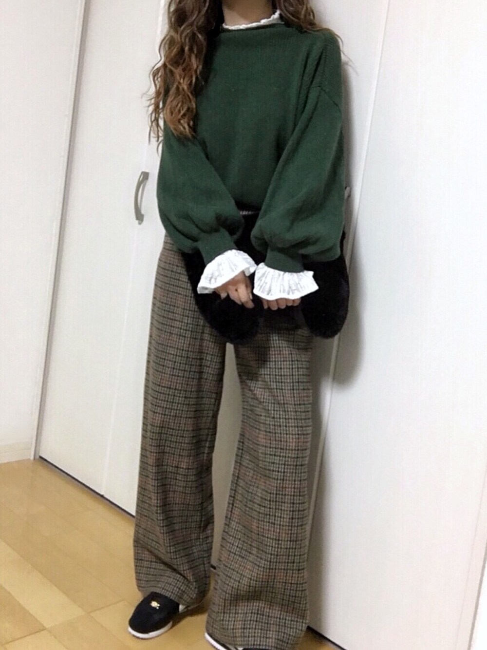 「グリーン、ワイドパンツ、チェックパンツ、ファーバッグ、フリルネック、レースフリルネックT、プチプラミックス、ボリュームスリーブ、レーストップス、大人カジュアル」｜「SLYのBALL EARRING（ピアス（両耳用）、ゴールド系）」を使った、めるもさん（レディース・158cm）の冬コーディネートの1枚目の写真