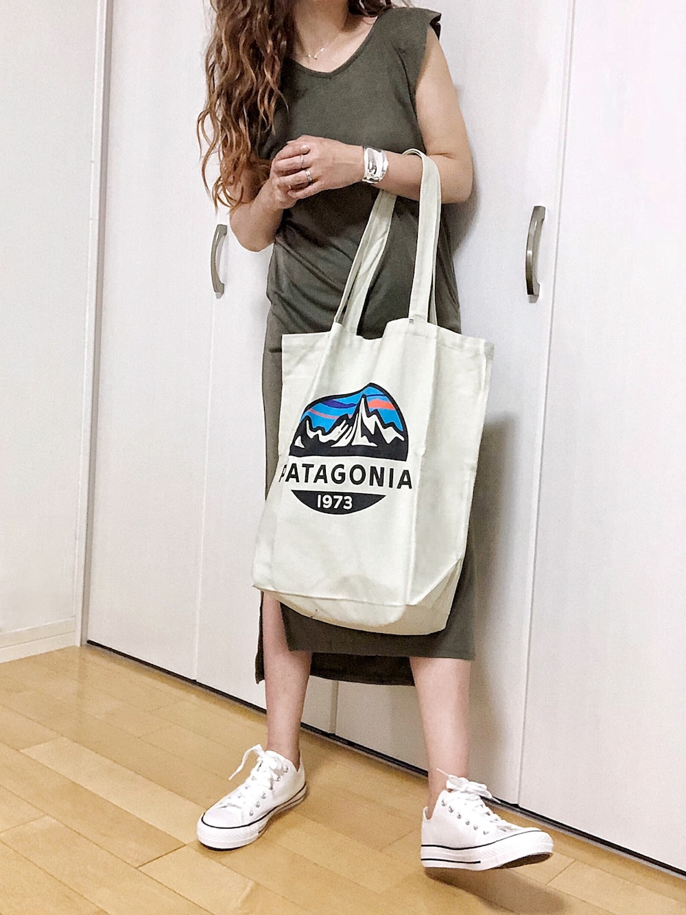 「パタゴニア、ノースリーブ、ノースリーブワンピース、スリットワンピース、プチプラコーデ、大人カジュアル、カーキ、GRL、スニーカー女子、シンプル」｜「patagoniaのpatagonia/パタゴニア メンズ・マーケット・トート（トートバッグ、ホワイト系）」を使った、めるもさん（レディース・158cm）の春コーディネートの1枚目の写真