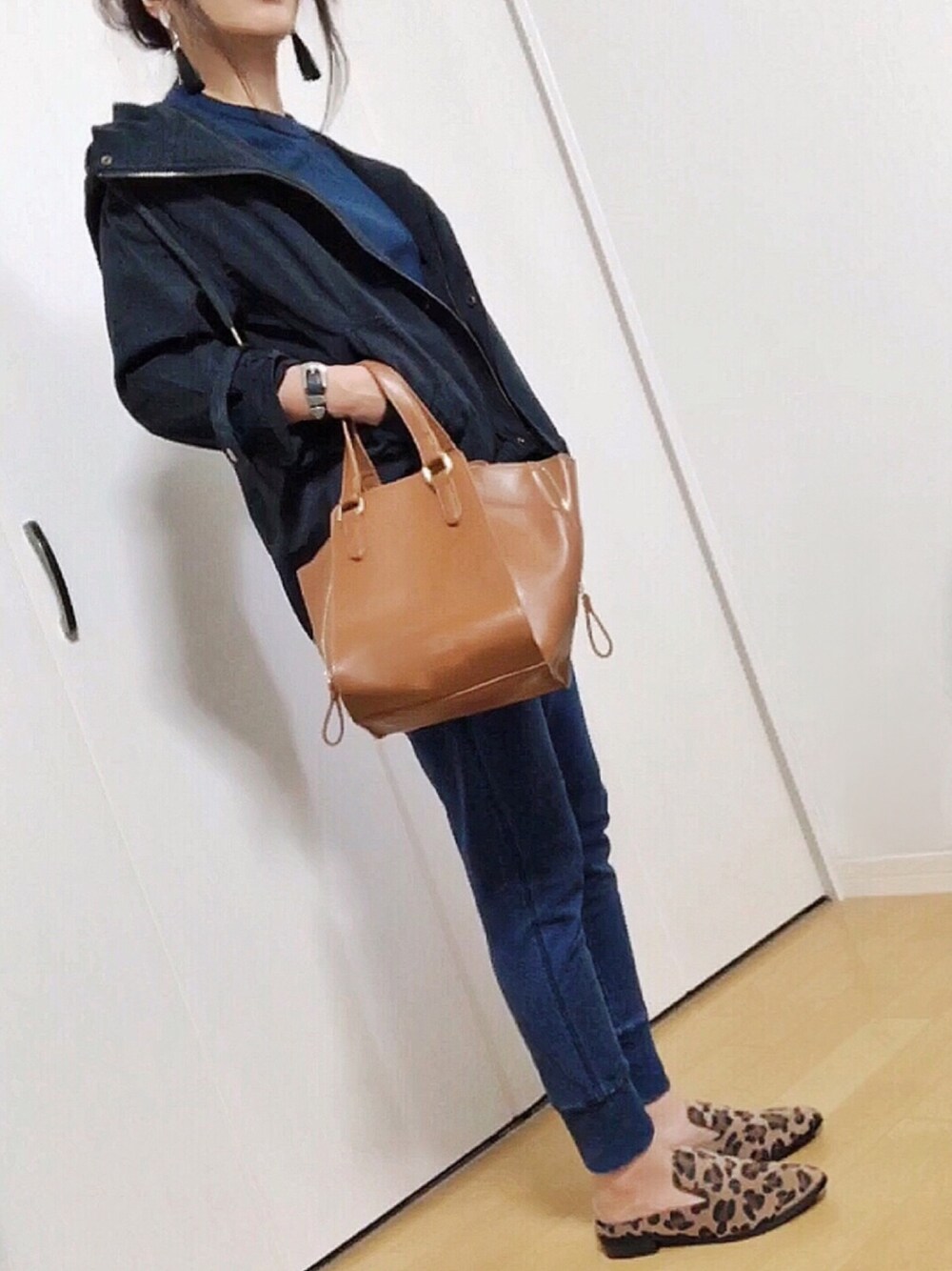 「マウンテンパーカー、マンパ、スウエット、スウエットパンツ、レオパード、サニーレーベル、プチプラ、大人カジュアル、バブーシュ、シンプルコーデ」｜「UNIQLOのクルーネックT（半袖・秋冬モデル）（Tシャツ/カットソー、ブルー系）」を使った、めるもさん（レディース・158cm）の秋コーディネートの1枚目の写真