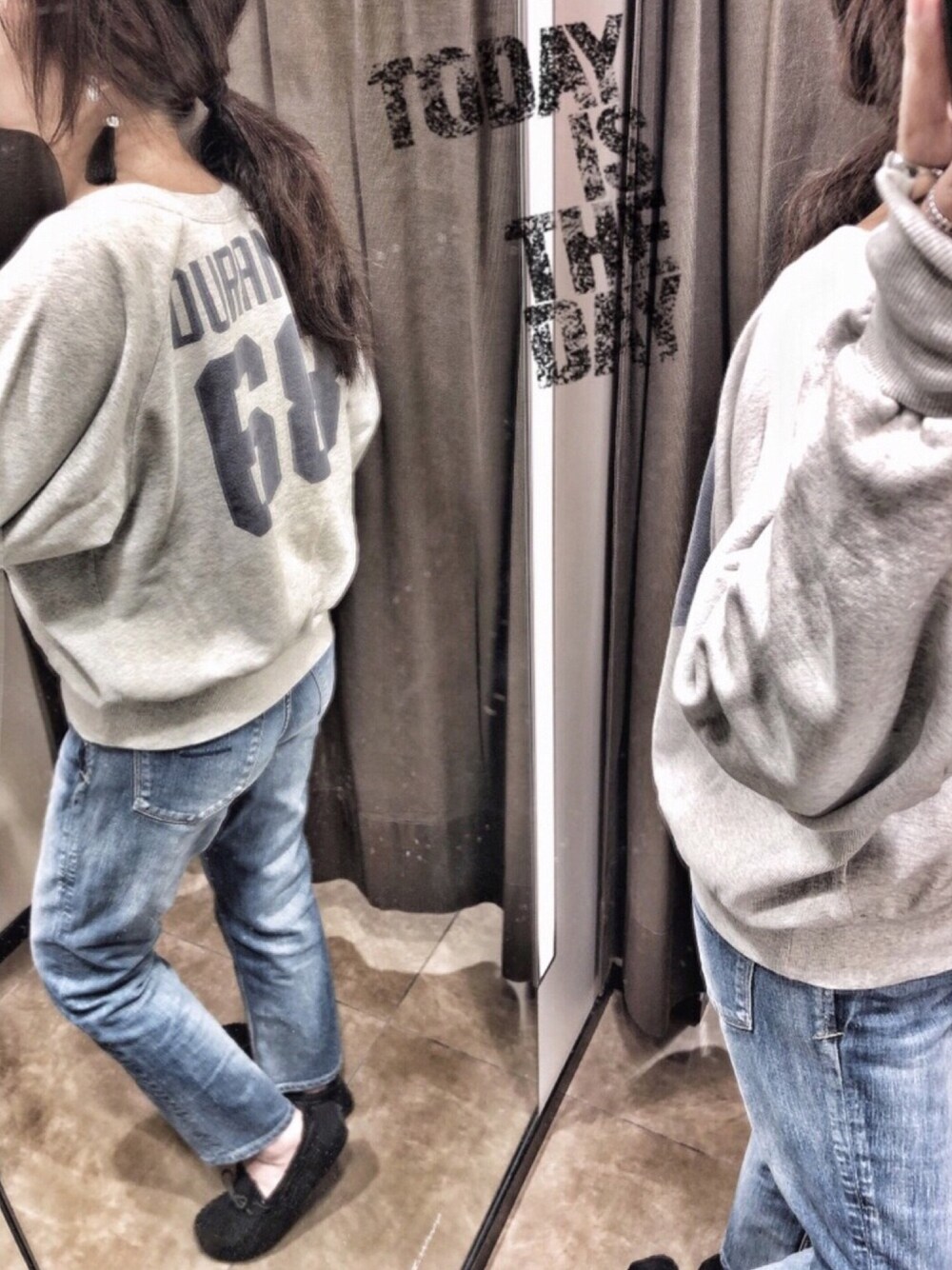 「デニムパンツ、スウェット、ロゴ、バックロゴ、モカシン、プチプラミックス、カジュアルコーデ、大人カジュアル、YANUK、シルバーアクセサリー」｜めるもさん（レディース・158cm）の冬コーディネートの1枚目の写真