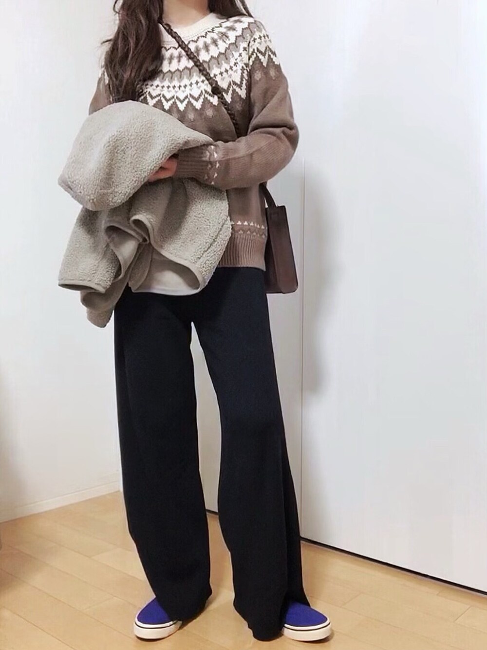 「フリースノーカラージャケット、ノーカラージャケット、ノルディック柄、ジャガードニット、求心柄、ニットパンツ、ワイドパンツ、プチプラミックス、大人カジュアル、大人コーデ」｜「UNIQLOのフリースノーカラージャケット（長袖）（その他アウター、ベージュ系）」を使った、めるもさん（レディース・158cm）の冬コーディネートの1枚目の写真