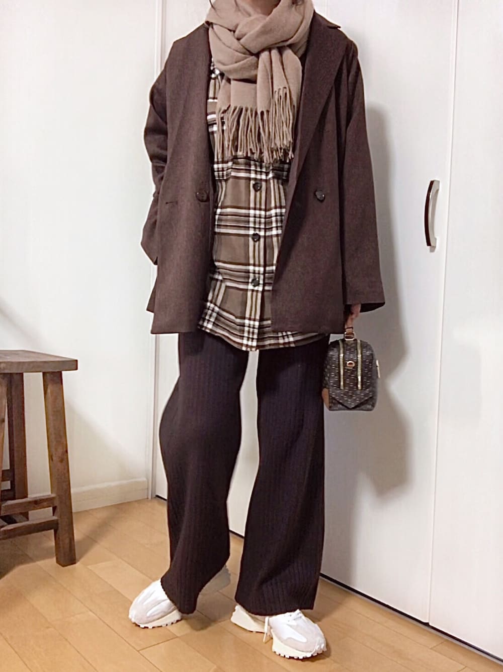 「大人カジュアル、ニットパンツ、プチプラコーデ、ブラウンコーデ、ワントーンコーデ、ストール、チェック、ストールぐるぐる、オーバーサイズ、ジャケットスタイル」｜「GRLのウールライクダブルジャケット（テーラードジャケット、ブラウン系）」を使った、めるもさん（レディース・158cm）の秋コーディネートの1枚目の写真