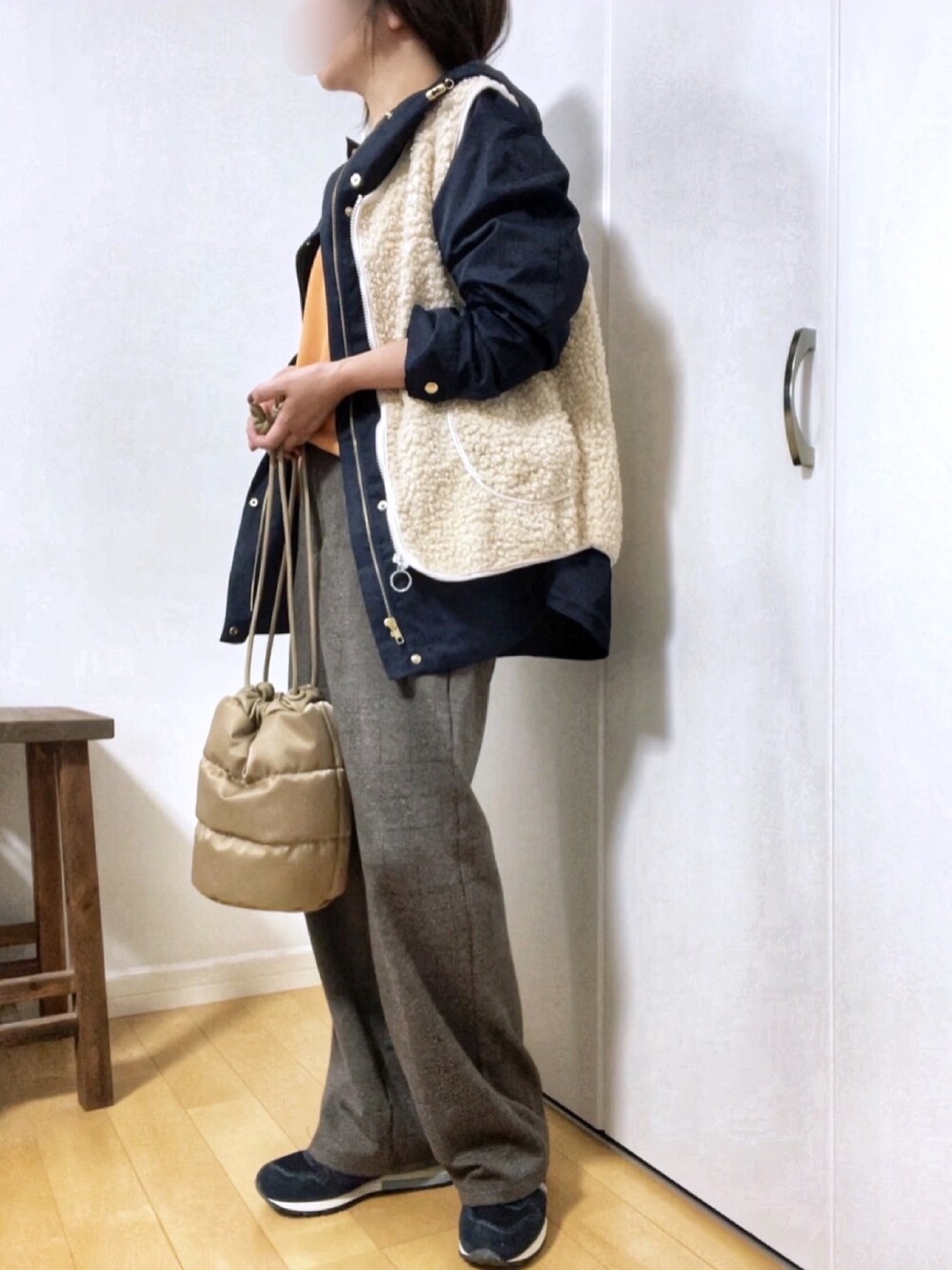 「ベスト、ボア、マウンテンパーカー、オーバーサイズ、チェックパンツ、チェックジャカードスラックス、スウェット、オレンジ、大人カジュアル、プチプラミックス」｜「ECRIREのリラックスボアベスト（ベスト、ホワイト系）」を使った、めるもさん（レディース・158cm）の冬コーディネートの1枚目の写真