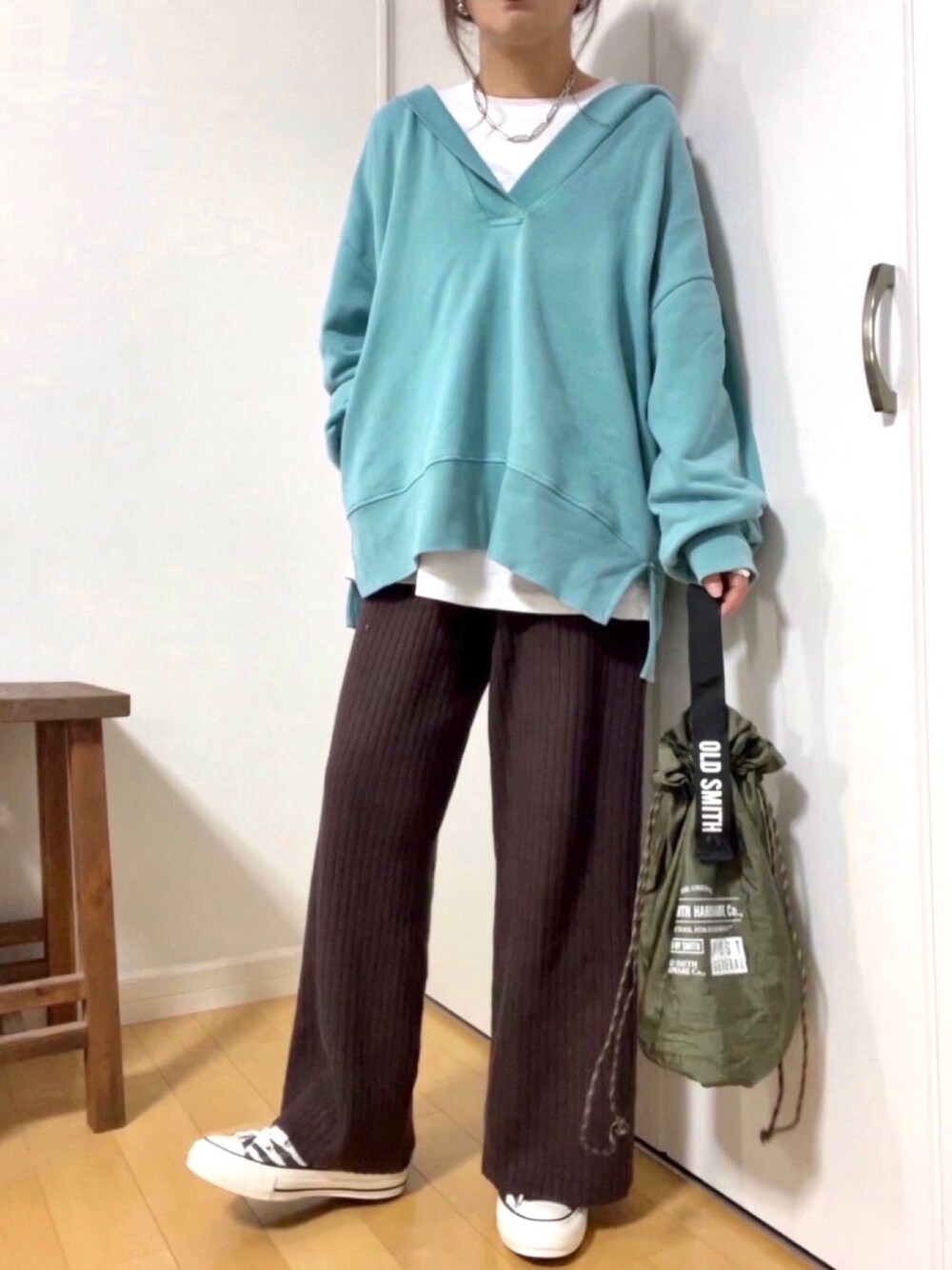 「パンツスタイル、レイヤードスタイル、パーカー、rogerandrow、ボリューム袖、オーバーサイズ、ロゴスウェット、ゼブラ柄、エコバッグ、カジュアルコーデ」｜「ROGER AND RAWの裏毛フードBACK刺繍プルオーバー（パーカー、ブルー系）」を使った、めるもさん（レディース・158cm）の冬コーディネートの1枚目の写真