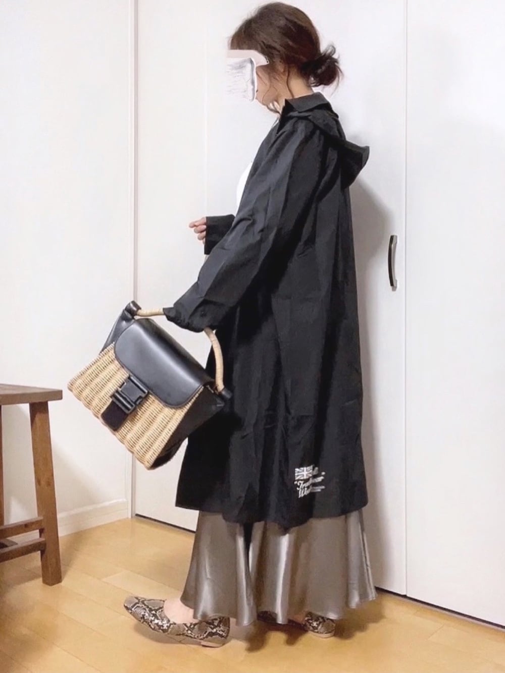「マーメイドスカート、ZARA、プリントT、きれいめカジュアル、パイソン柄、かごバッグ、春夏コーデ、大人コーデ、休日スタイル、ロングスカート」｜「Traditional WeatherwearのPENRITH RAIN PACKABLE（レインコート/ポンチョ、ブラック系）」を使った、めるもさん（レディース・158cm）の春コーディネートの1枚目の写真