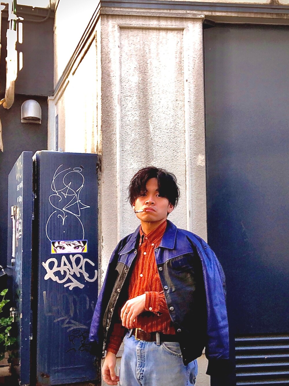 「デニム、原宿、シンプルコーデ、80s、ヴィンテージ、オトナカジュアル、streetfashion、アメカジ、カジュアルコーデ、お洒落さんとつながりたい」｜「no brandのアイテム（シャツ/ブラウス、オレンジ系）」を使った、みんとさん（メンズ・168cm）の冬コーディネートの1枚目の写真