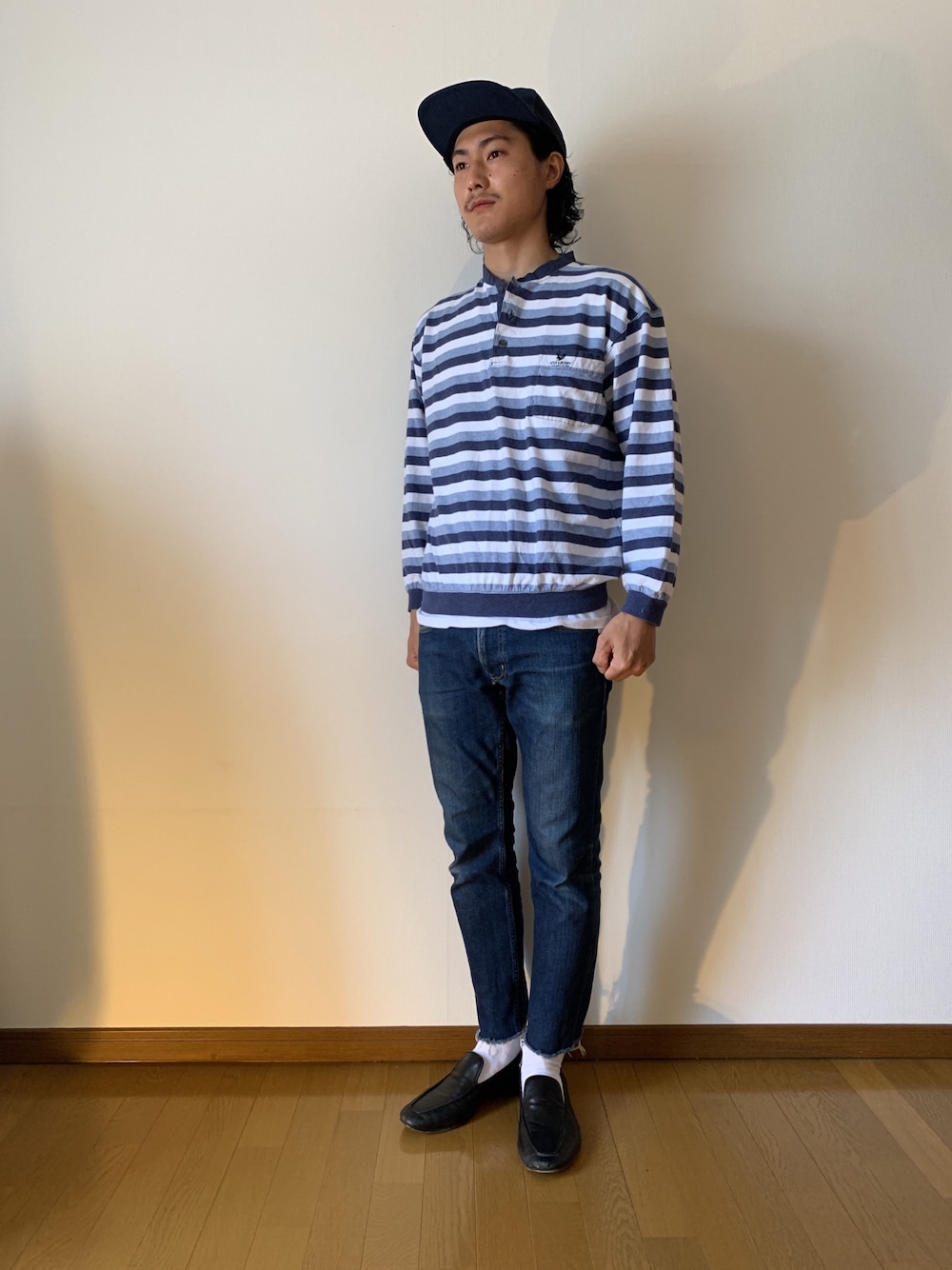 ブルー系のその他トップス、ホワイト系のTシャツ/カットソー、ブルー系のデニムパンツを着用したメンズの春コーディネートの1枚目の写真
