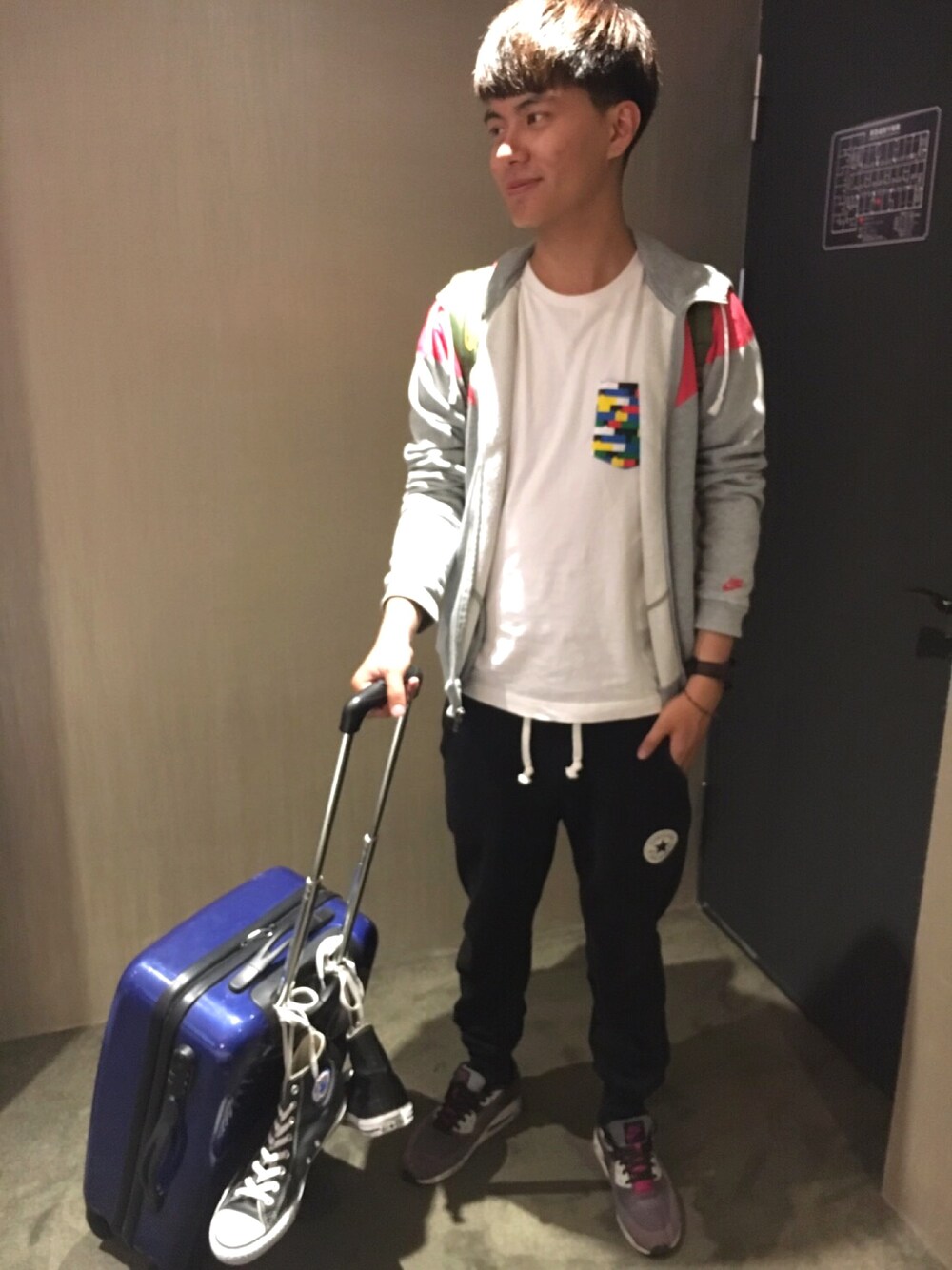 「臺中」｜「NIKE SPORTSWEARのアイテム（その他アウター、グレー系）」を使った、Hikaruさん（メンズ・178cm）の夏コーディネートの1枚目の写真